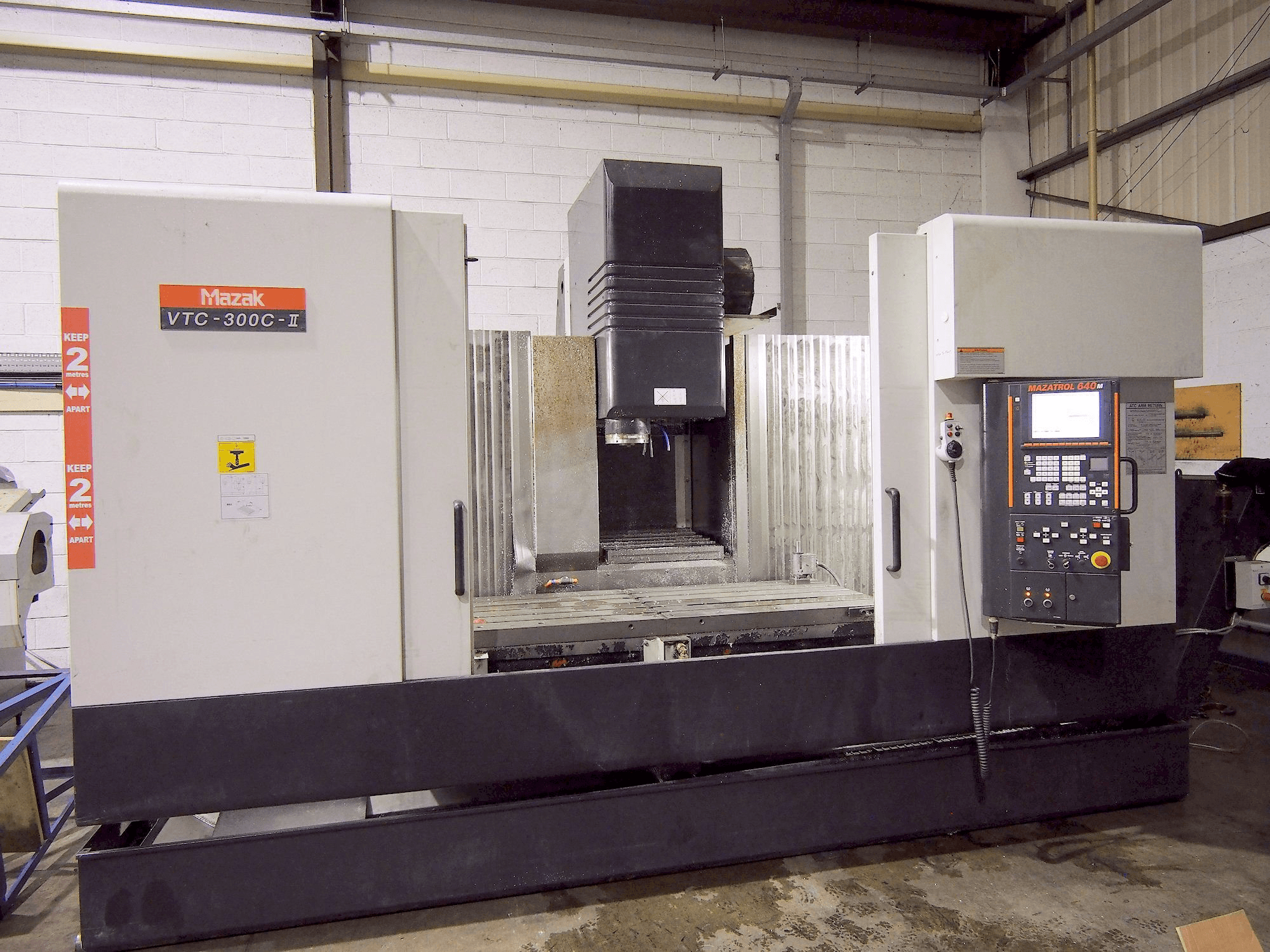 Prikaz stroja Mazak VTC-300C-II sprijeda