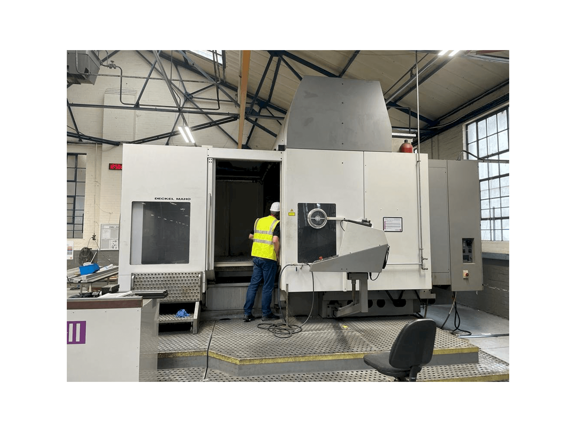 Prikaz stroja DECKEL MAHO DMU 200T sprijeda