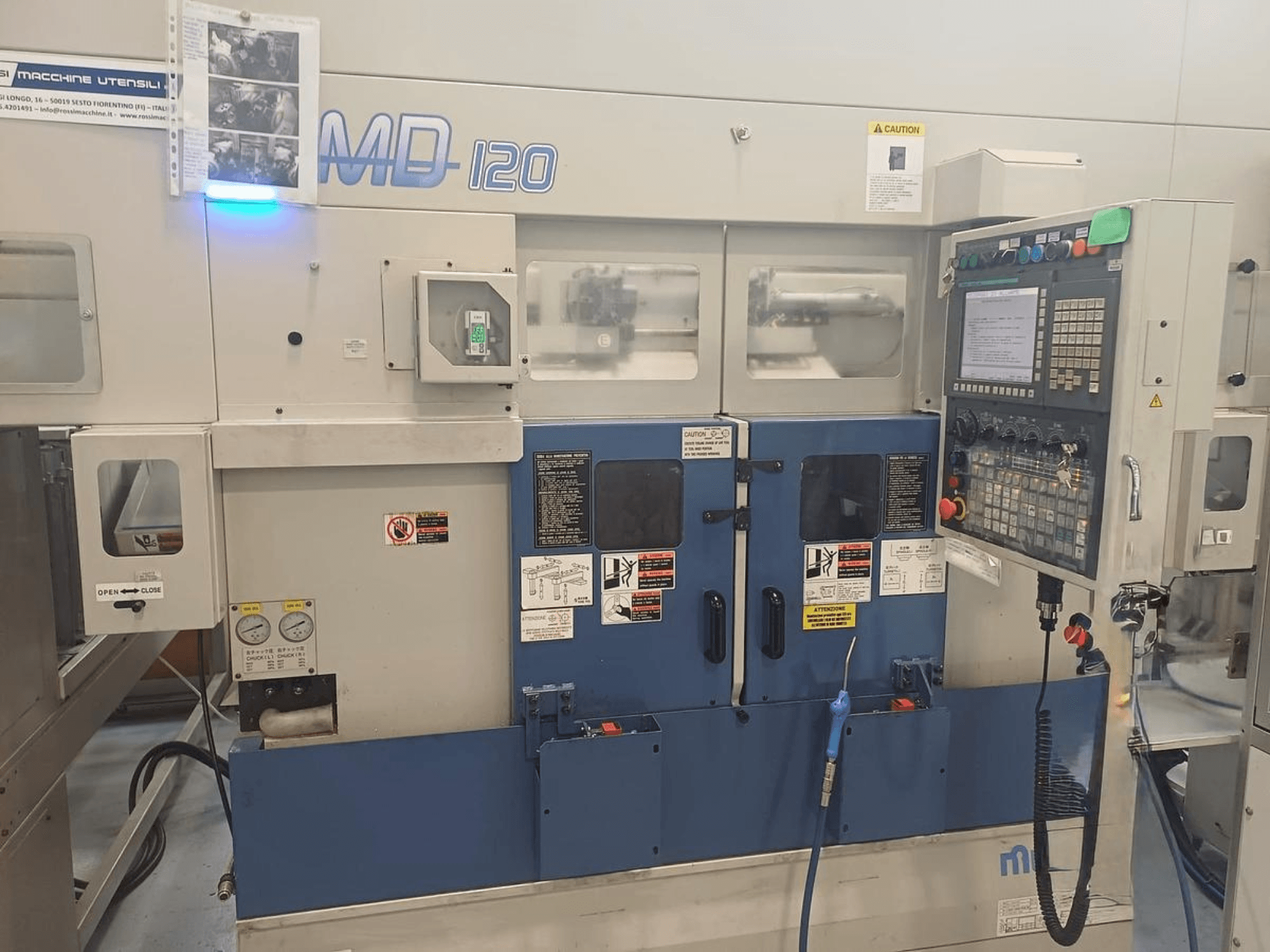 Horizontalni tokarski stroj MURATEC MD 120, prednji pogled s upravljačkom pločom, vratima i manometrima.