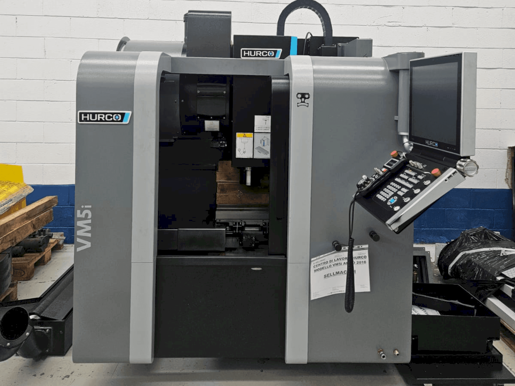 Prikaz stroja Hurco VM5i sprijeda
