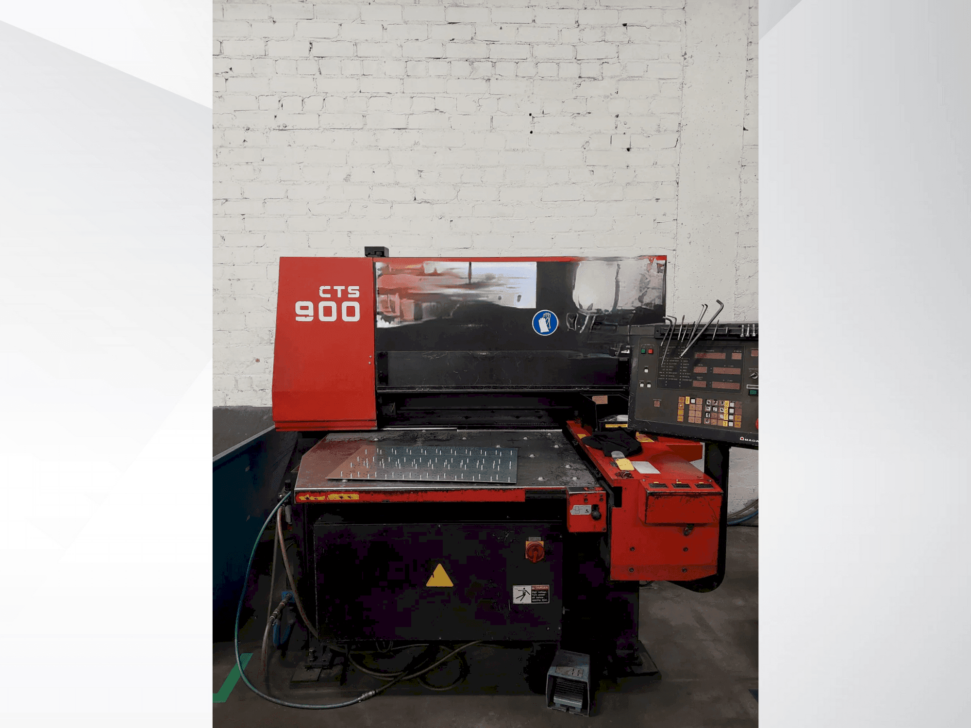 Prikaz stroja AMADA CTS-900 sprijeda