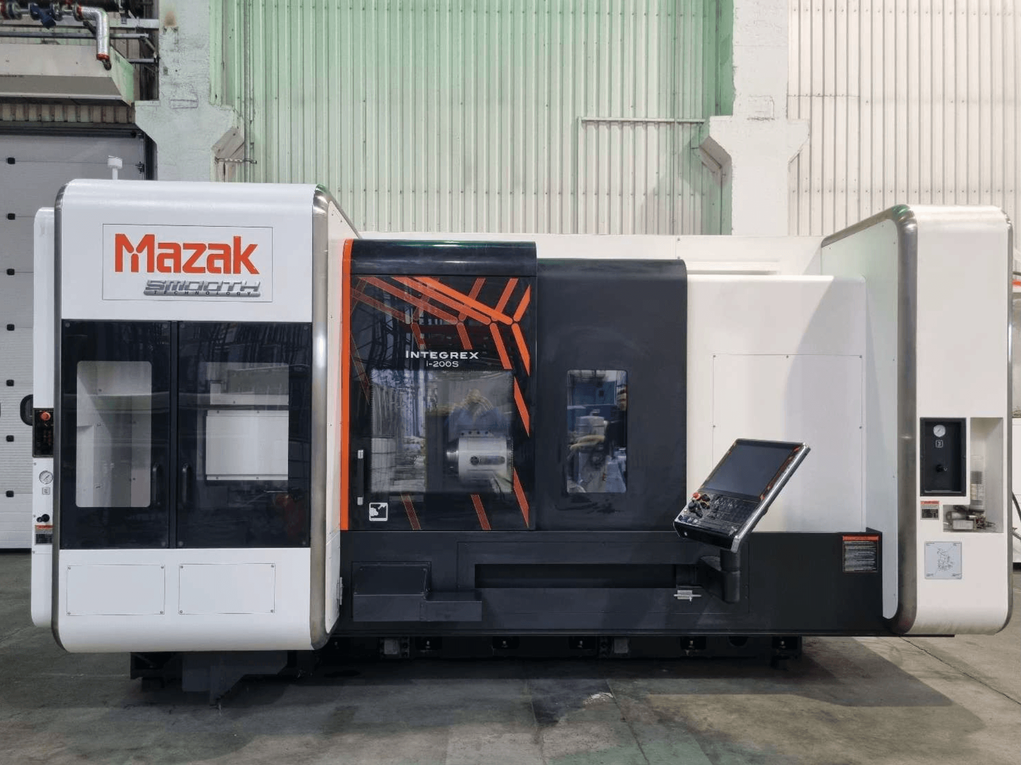 Mazak INTEGREX i-200 S tokarsko-glodački centar, prednji pogled, s upravljačkom pločom i velikim prozorom za vidljivost područja obrade.