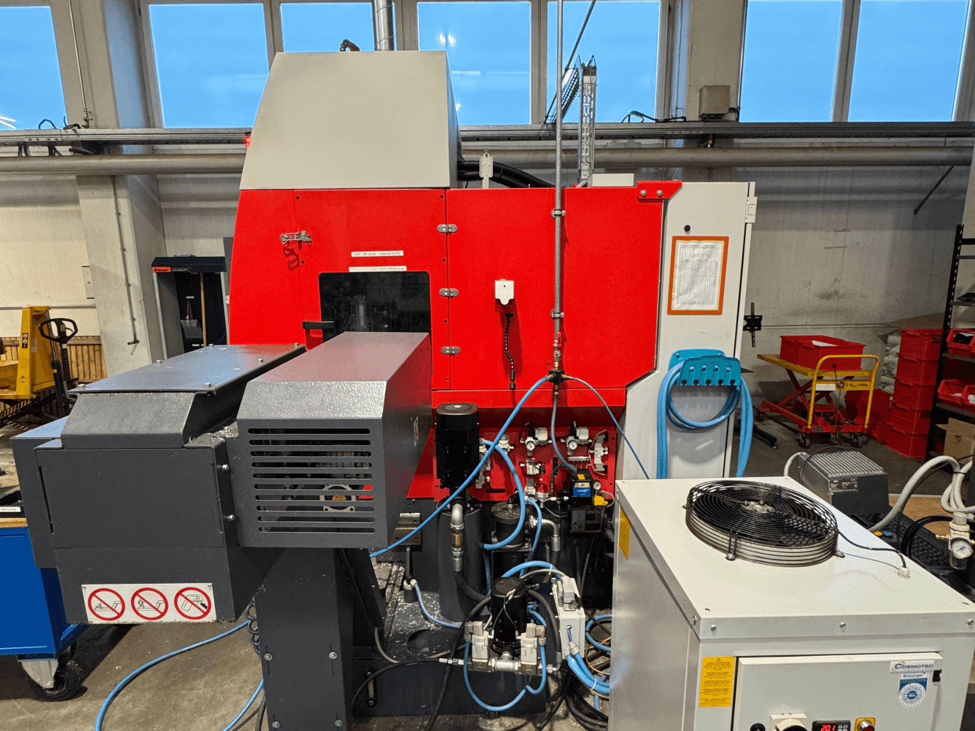 Vertikalni obradni centar EMCO MAXXMILL 350, prednji pogled, prikazuje složene strojeve i detalje upravljačke ploče.