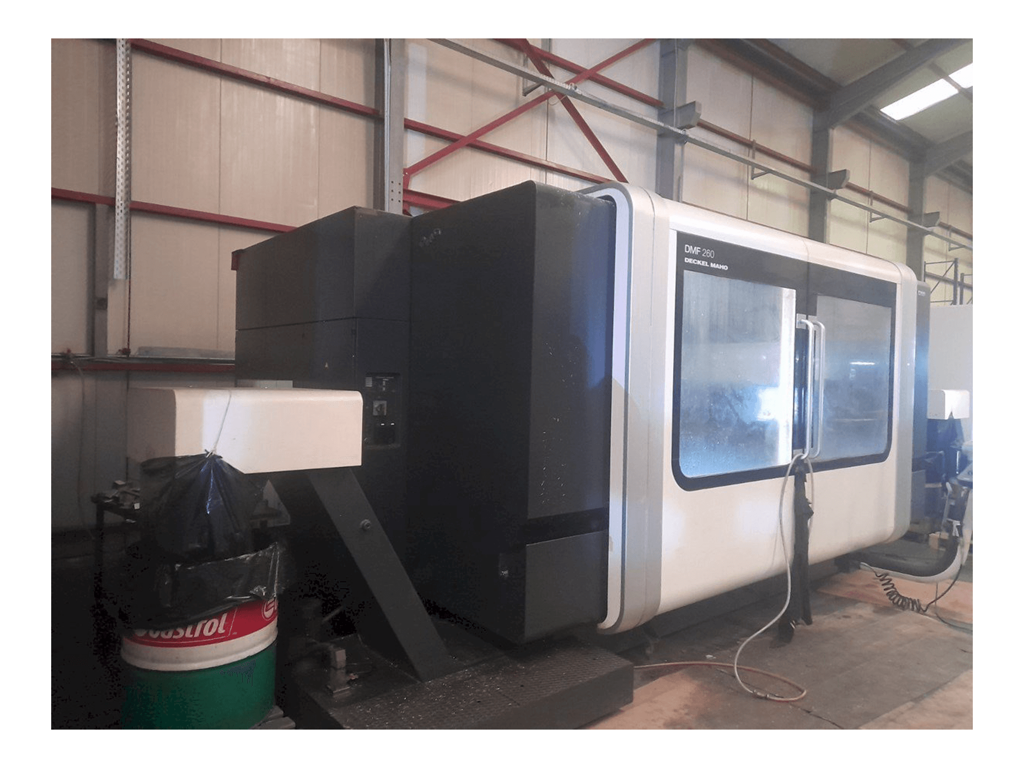 Prikaz lijeve strane stroja DECKEL MAHO DMF 260