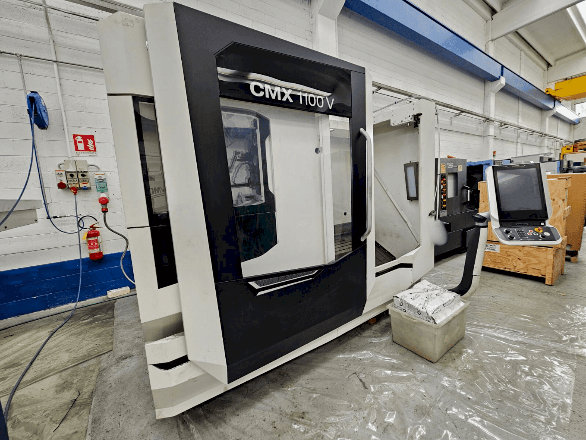 Prikaz stroja DMG MORI CMX 1100V sprijeda