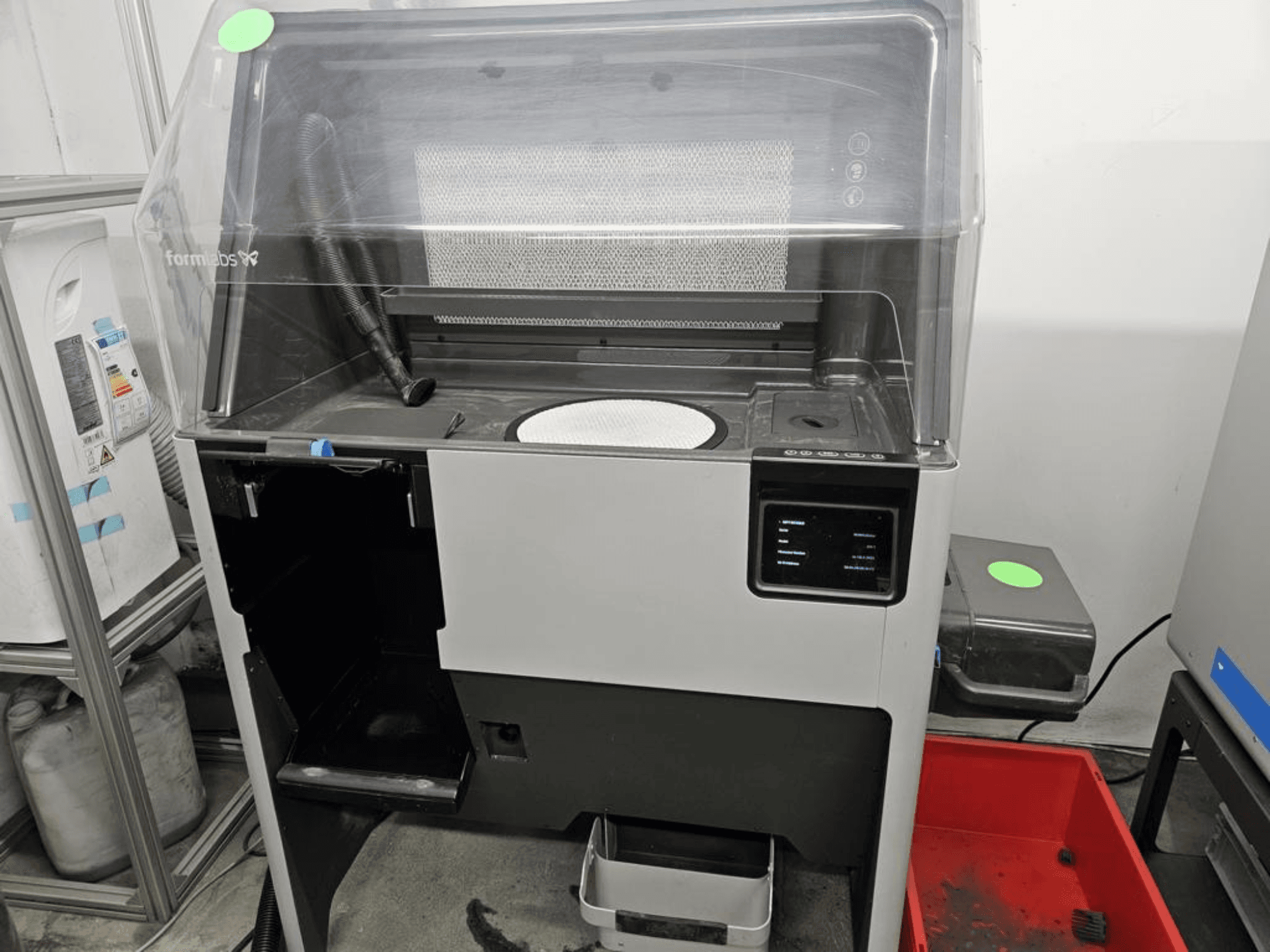 Plastični 3D printer FORMLABS Fuse 1 + 30W, prednji pogled s kontrolama osjetljivim na dodir i odvojivom ladicom.