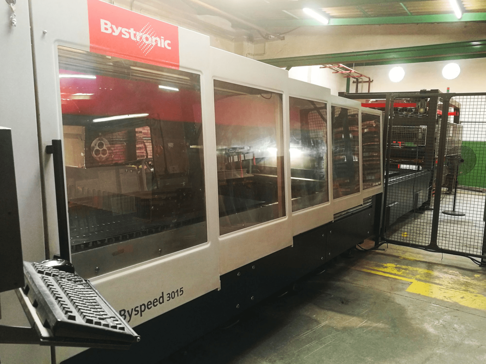 Prikaz bočne strane stroja Bystronic Byspeed 3015
