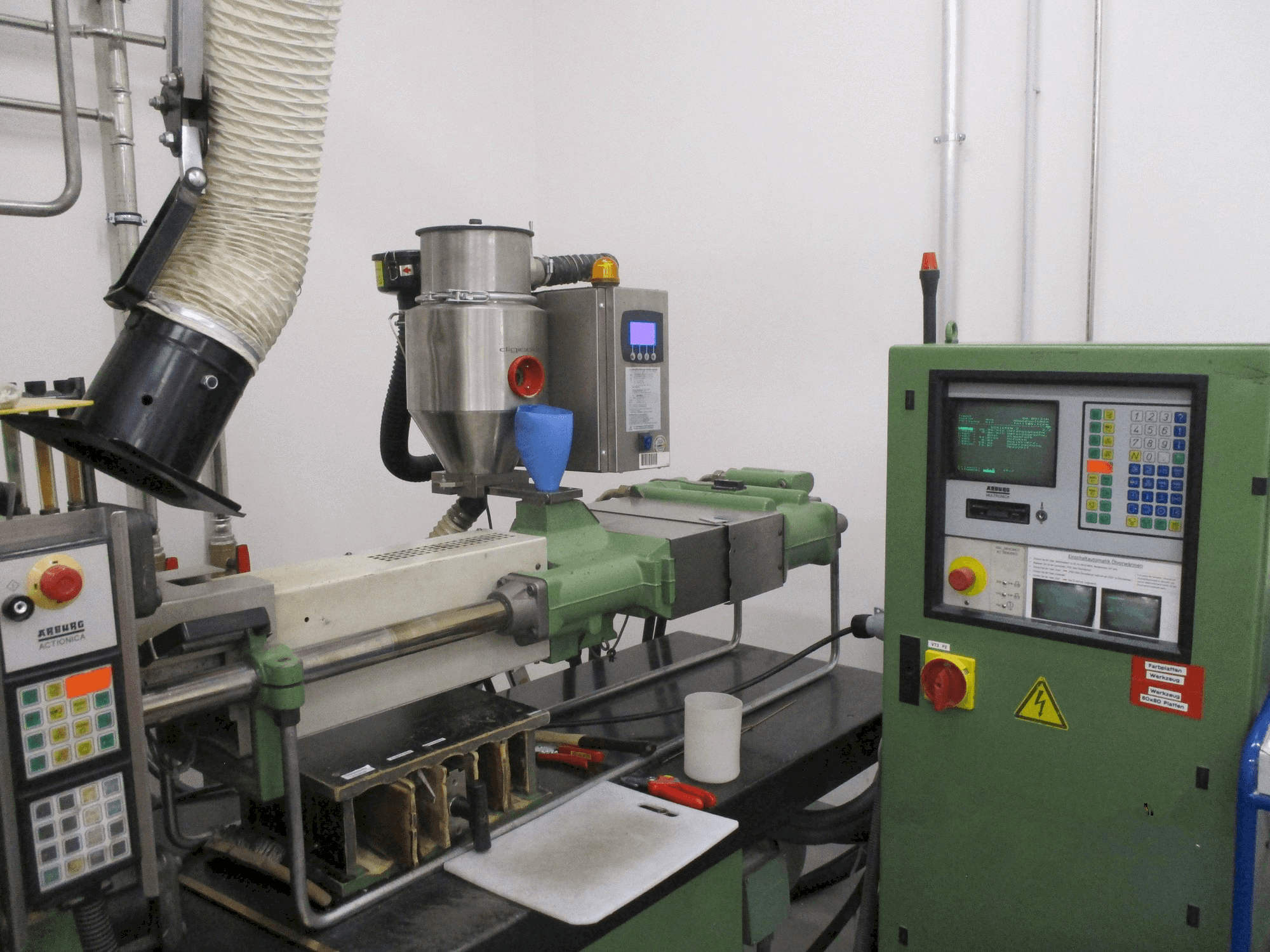 Prikaz stroja Arburg Allrounder 320 M 750 - 90/90 2K sprijeda