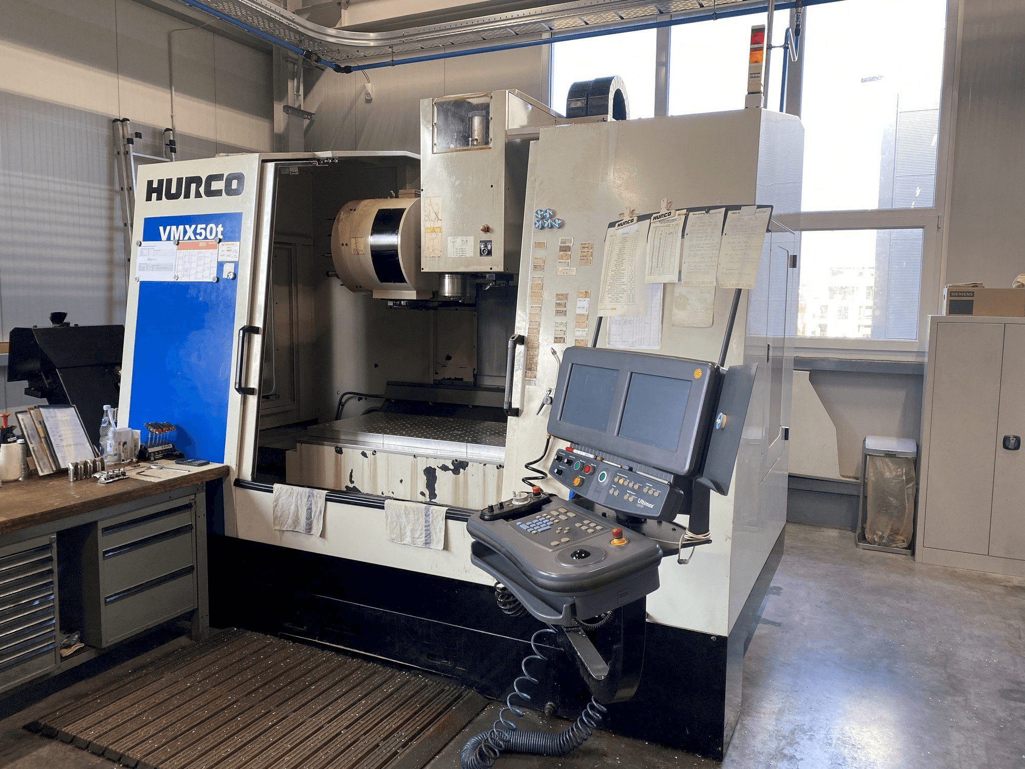 Prikaz stroja Hurco VMX 50/40T sprijeda