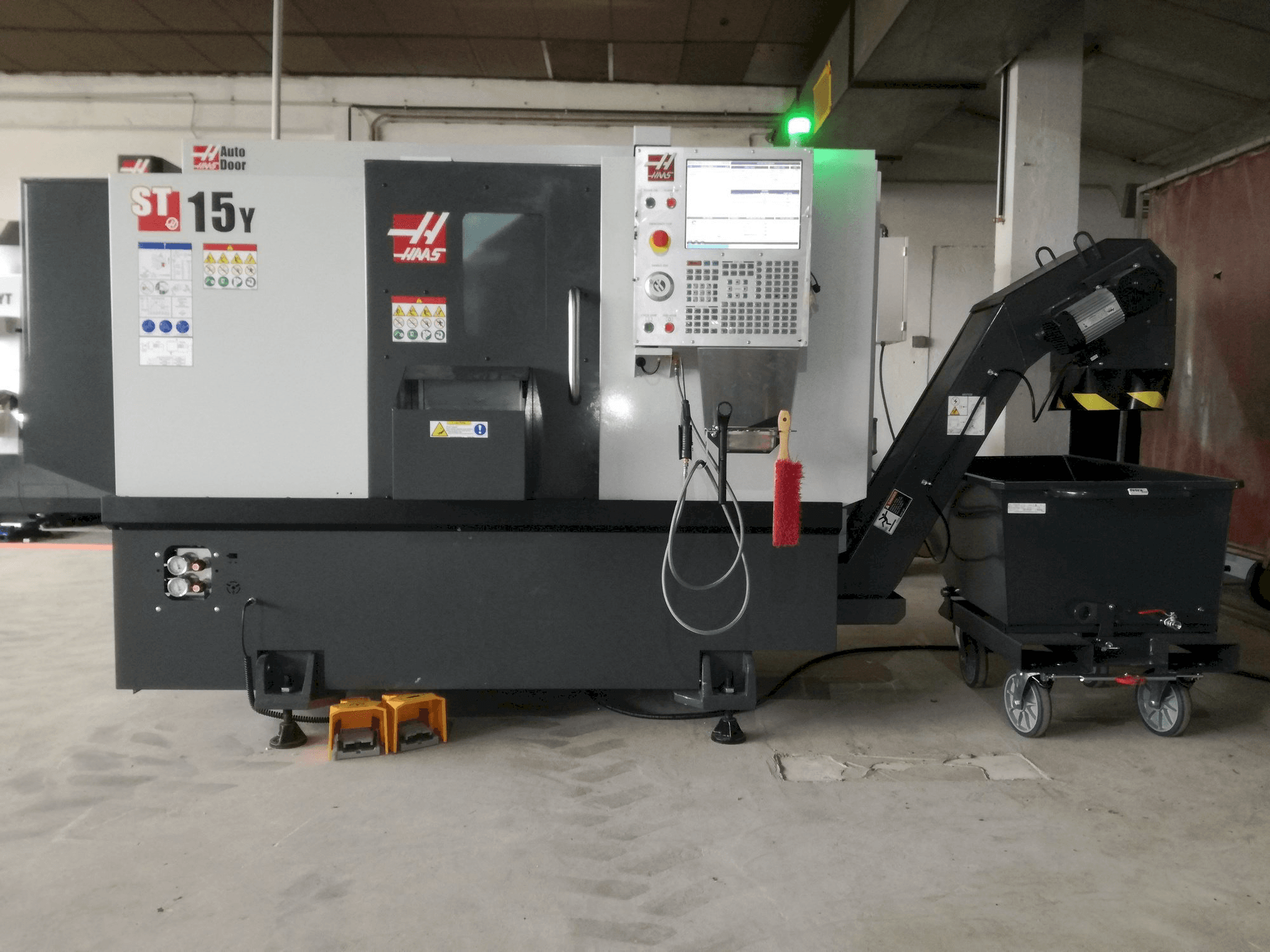 Prikaz stroja HAAS ST 15y sprijeda