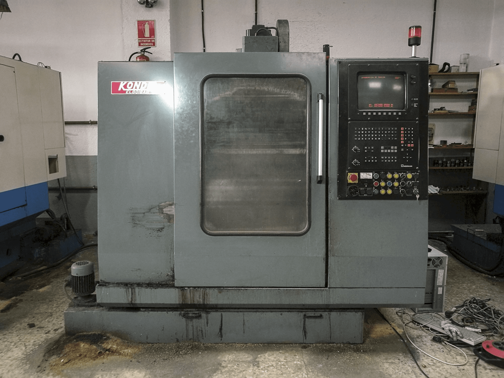 Prikaz stroja KONDIA B-500 sprijeda