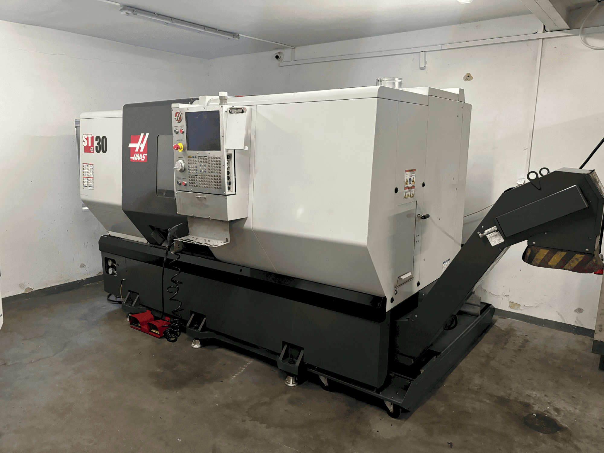 Prikaz stroja HAAS ST-30 sprijeda