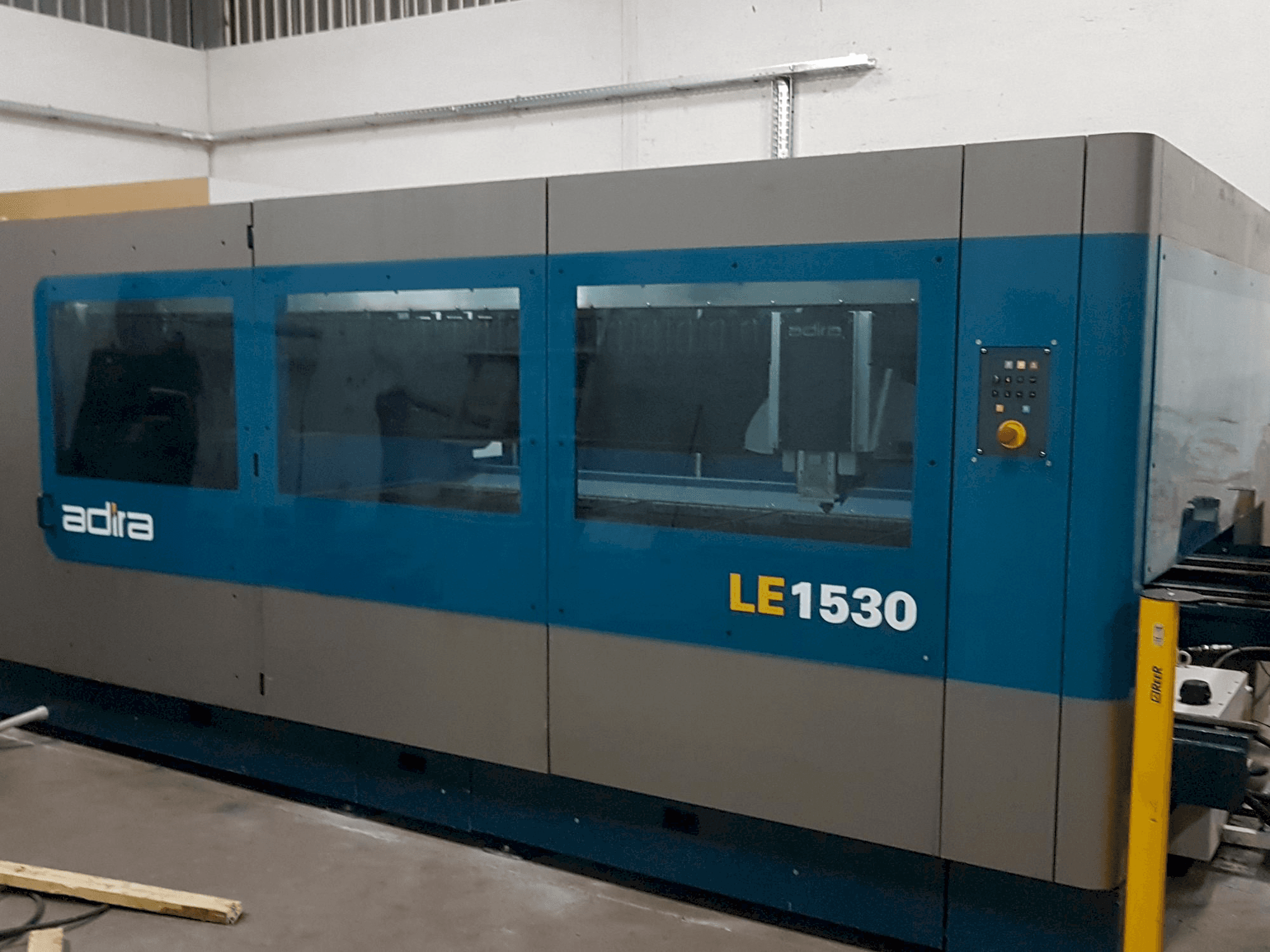 Prikaz stroja ADIRA Le1530 sprijeda