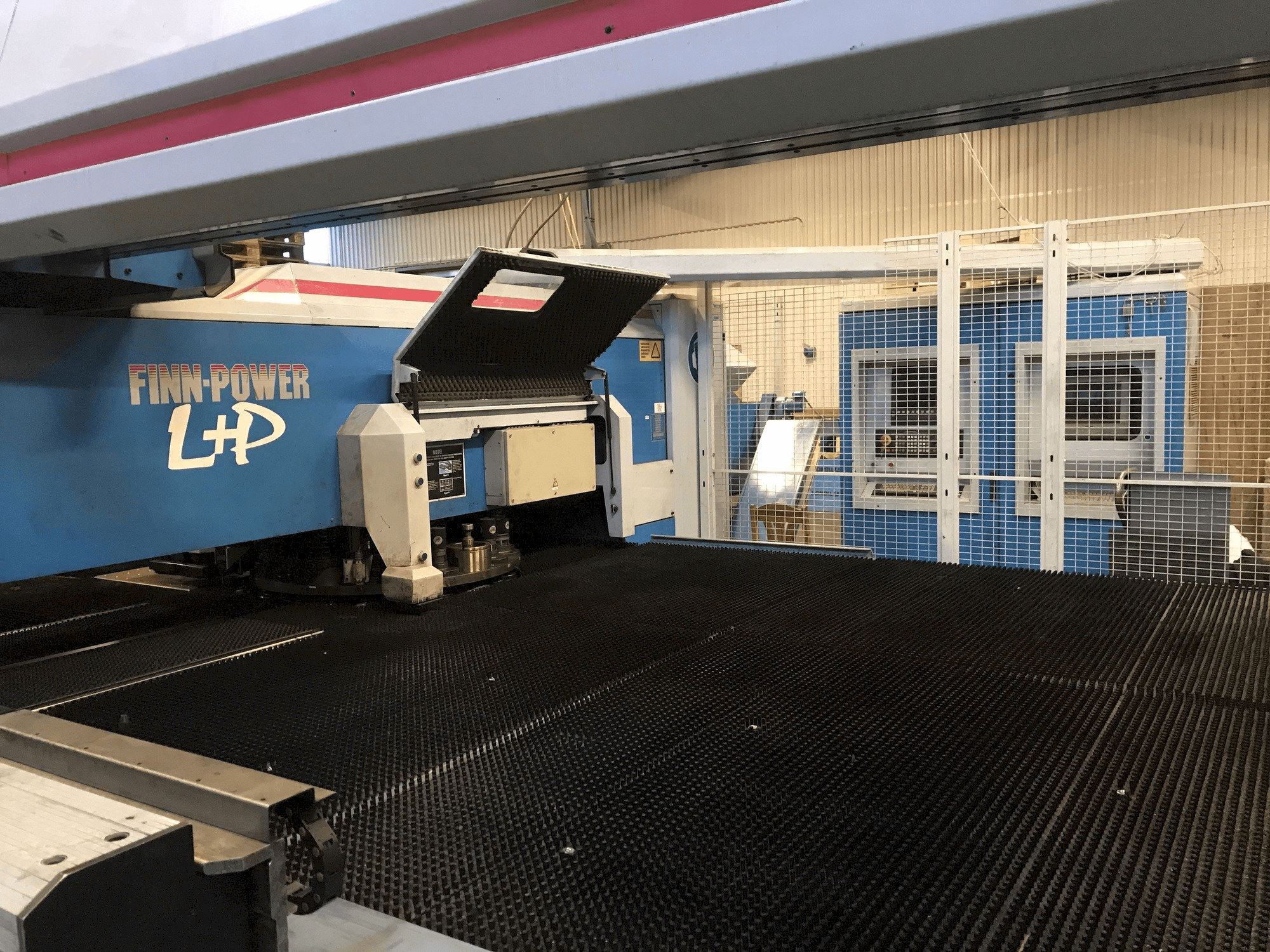 Prikaz stroja Finn-Power LP6 sprijeda