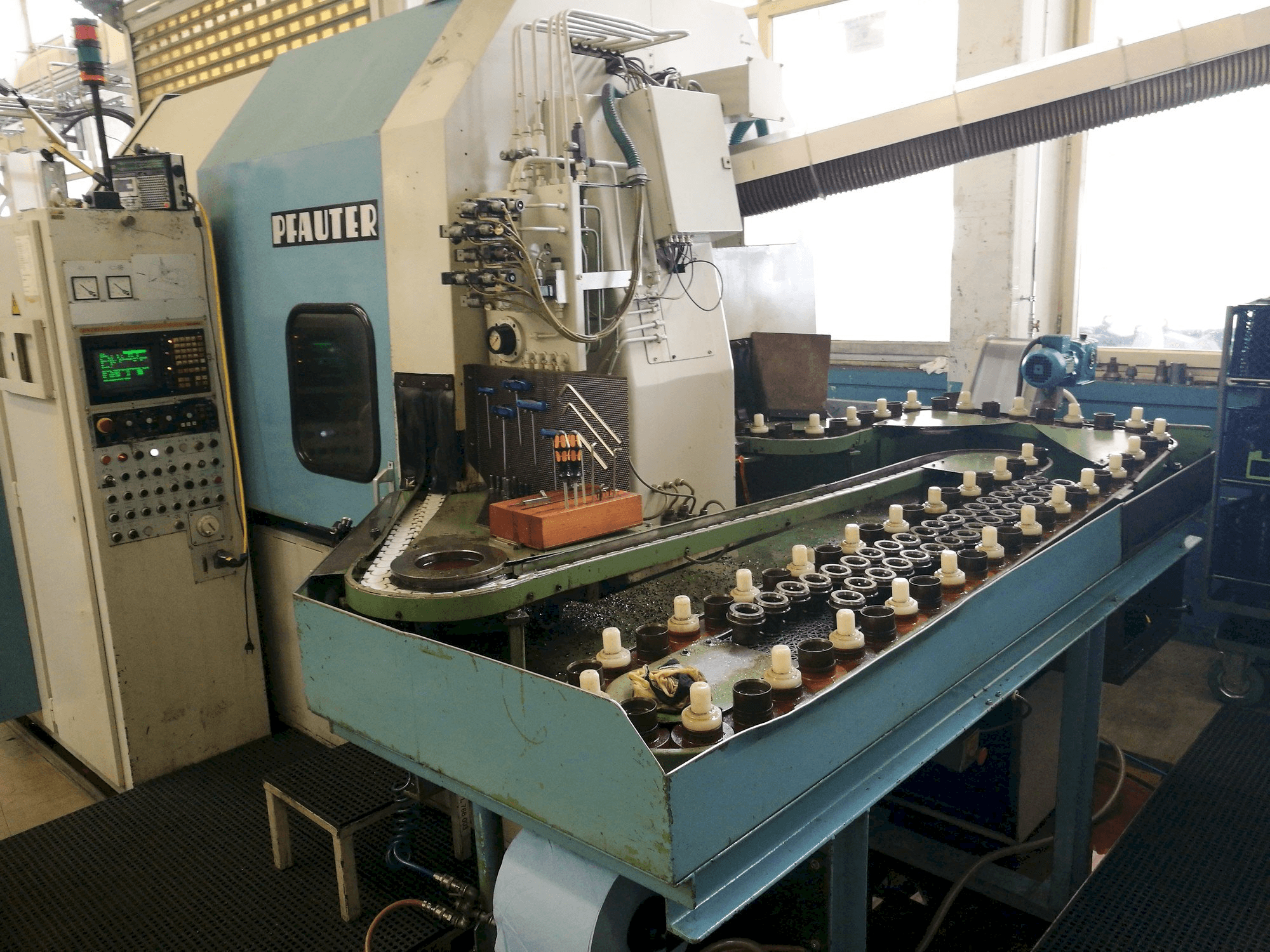 Prikaz stroja Pfauter PA 320 NC sprijeda