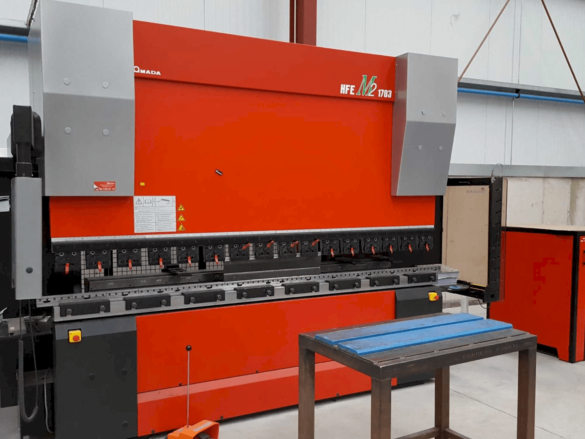 Prikaz stroja AMADA HFE M2-EVO 1703 sprijeda