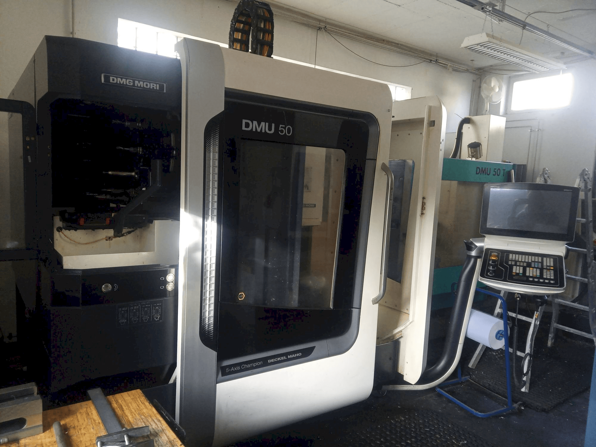 Prikaz stroja DMG MORI DMU 50 sprijeda