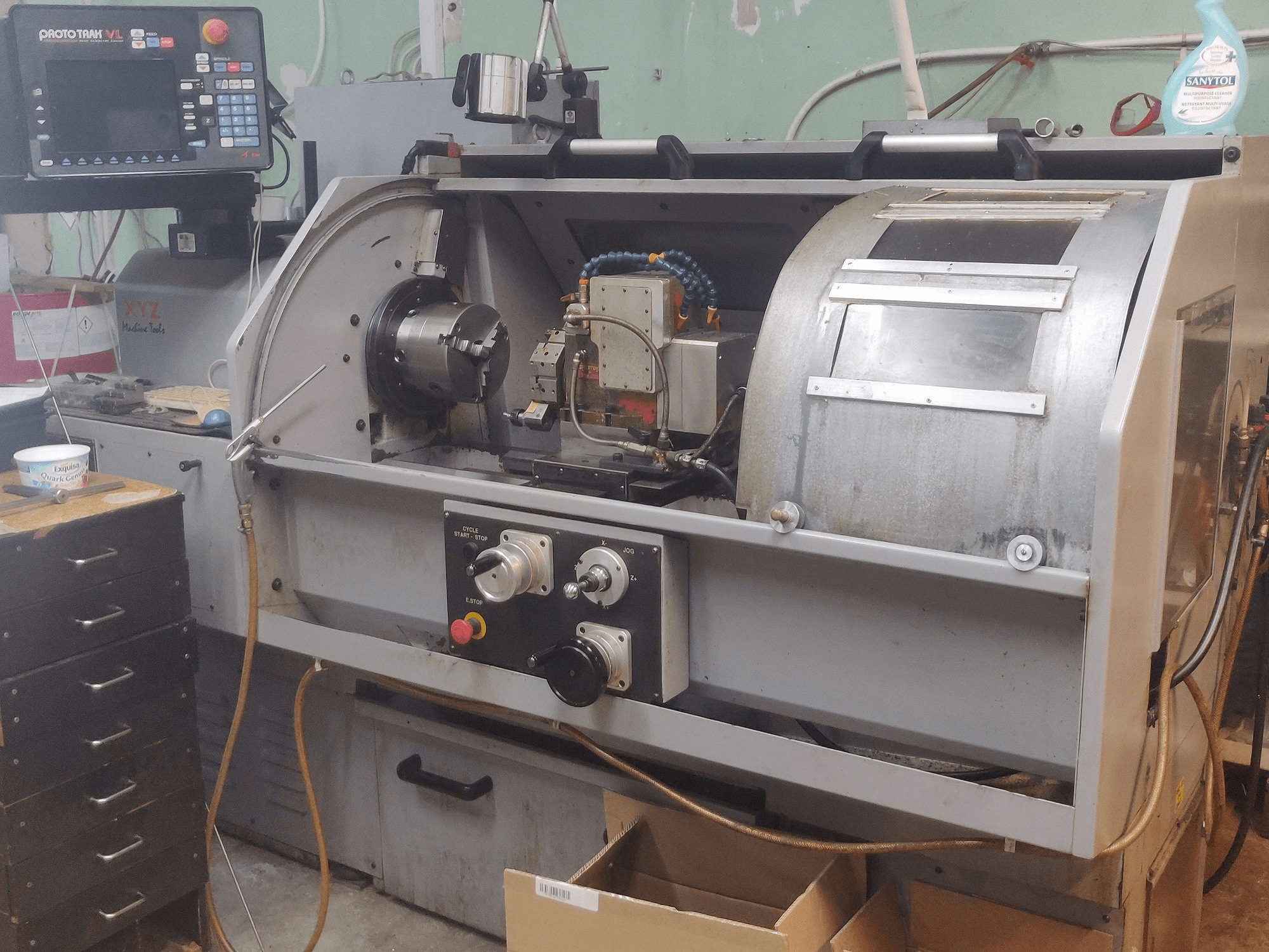 Prikaz lijeve strane stroja XYZ VL355