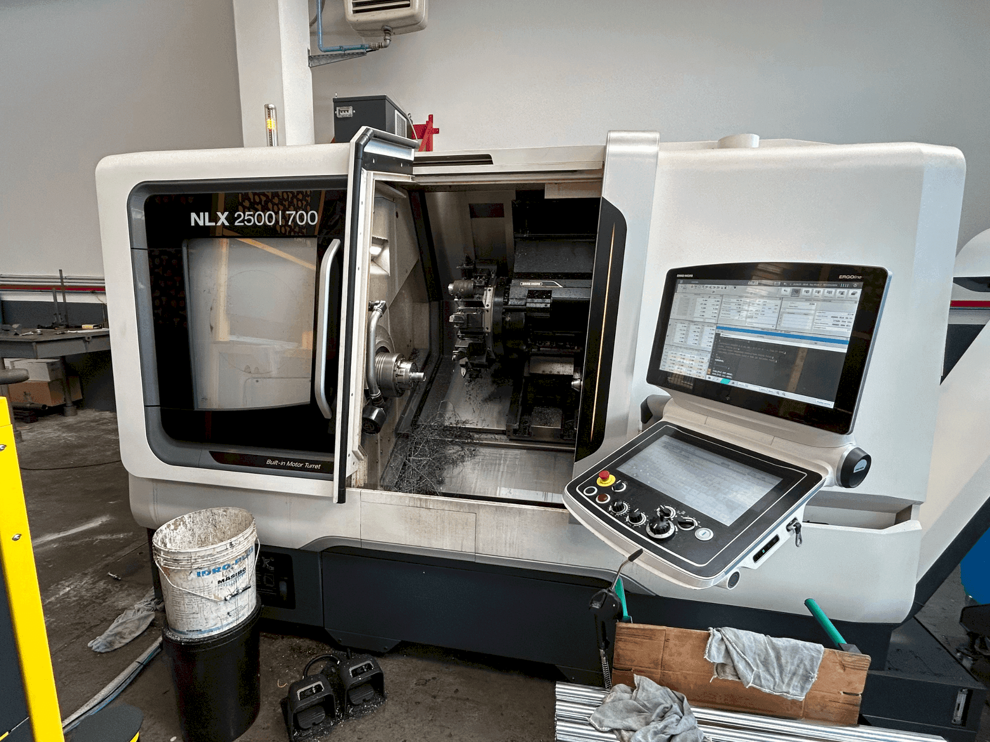 Prikaz stroja DMG MORI NLX 2500 Y / 700 sprijeda