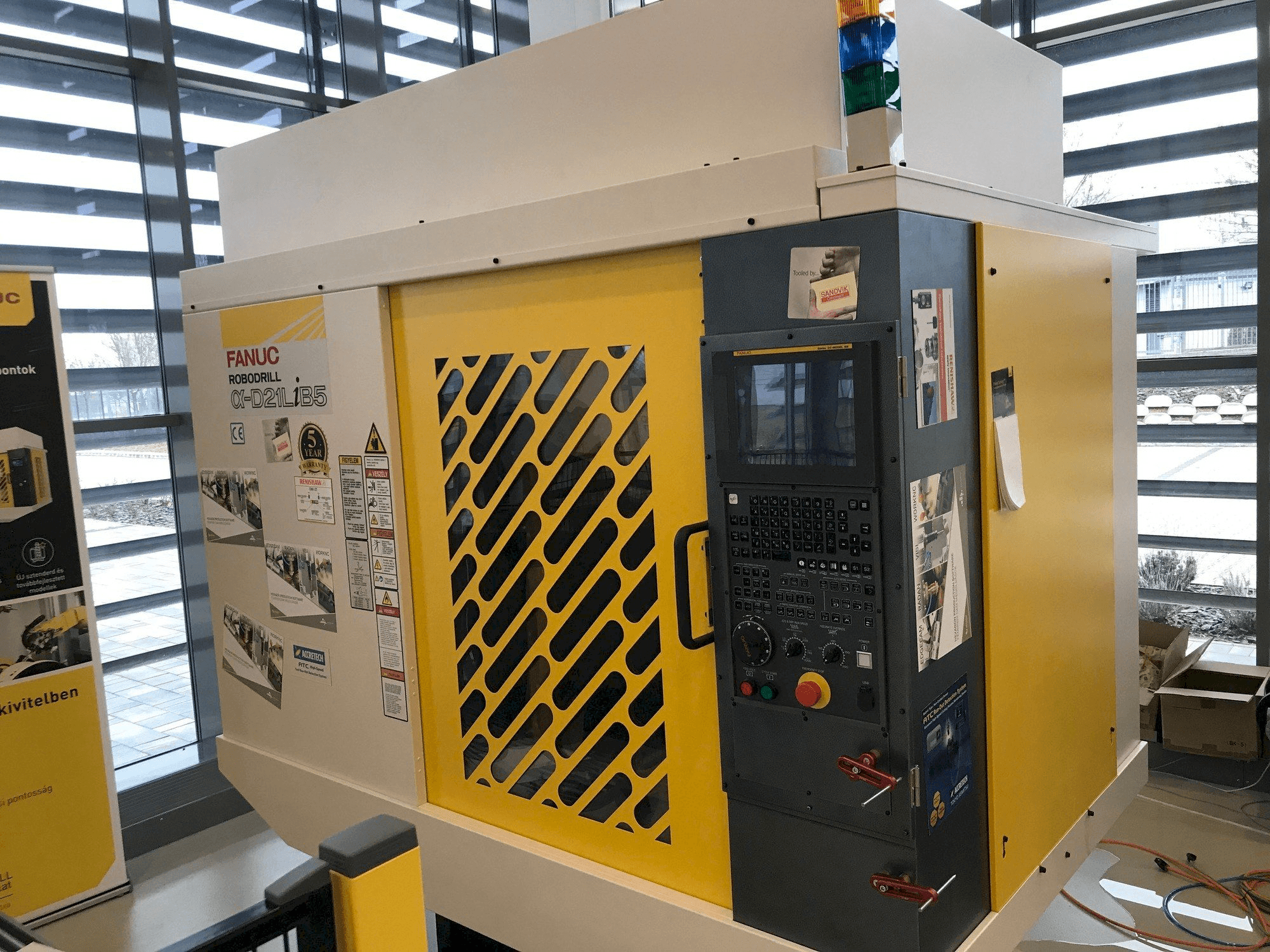 Prikaz stroja FANUC Robodrill Alpha D21LIB5 sprijeda