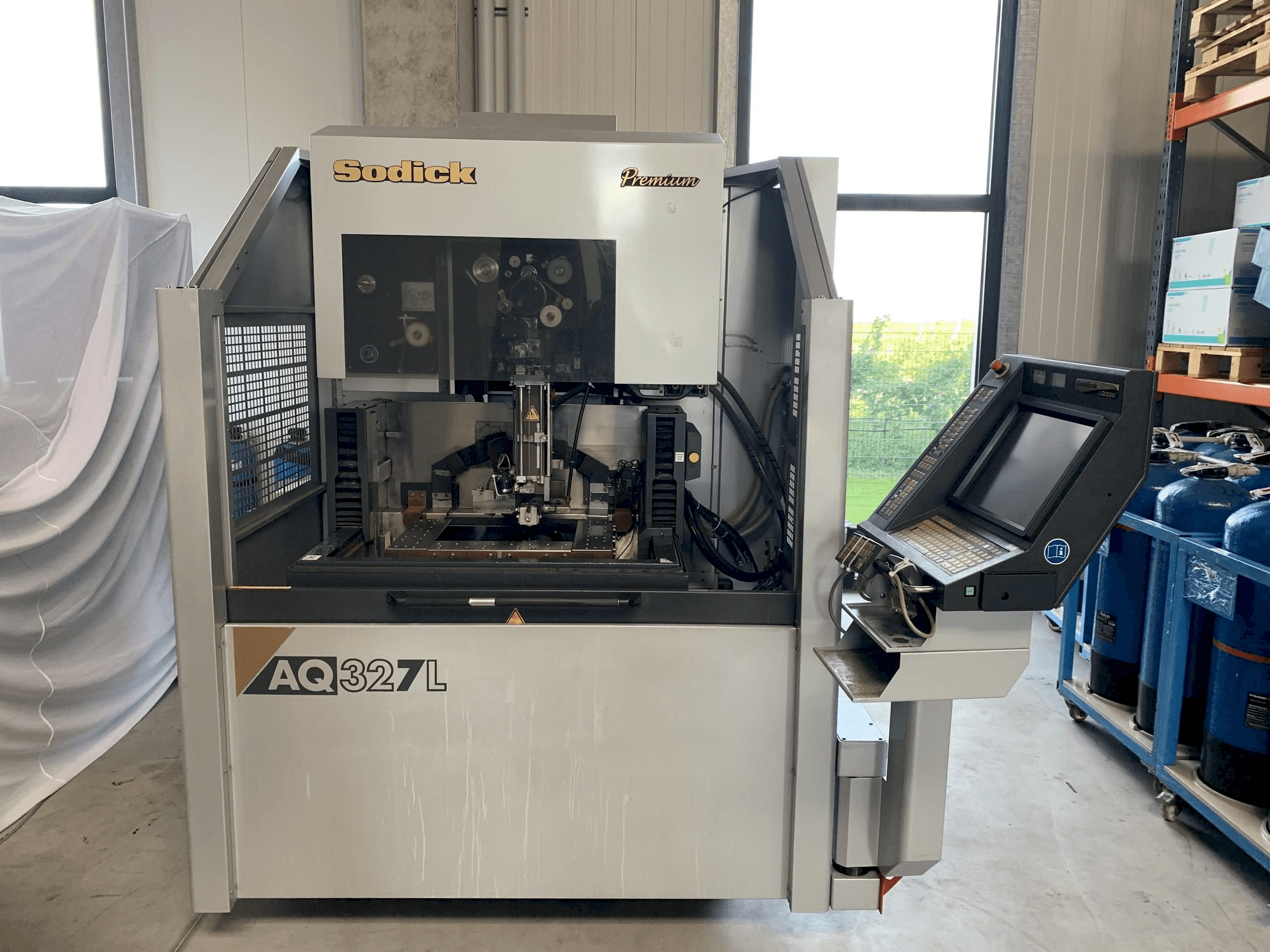 Prikaz stroja Sodick AQ327L sprijeda