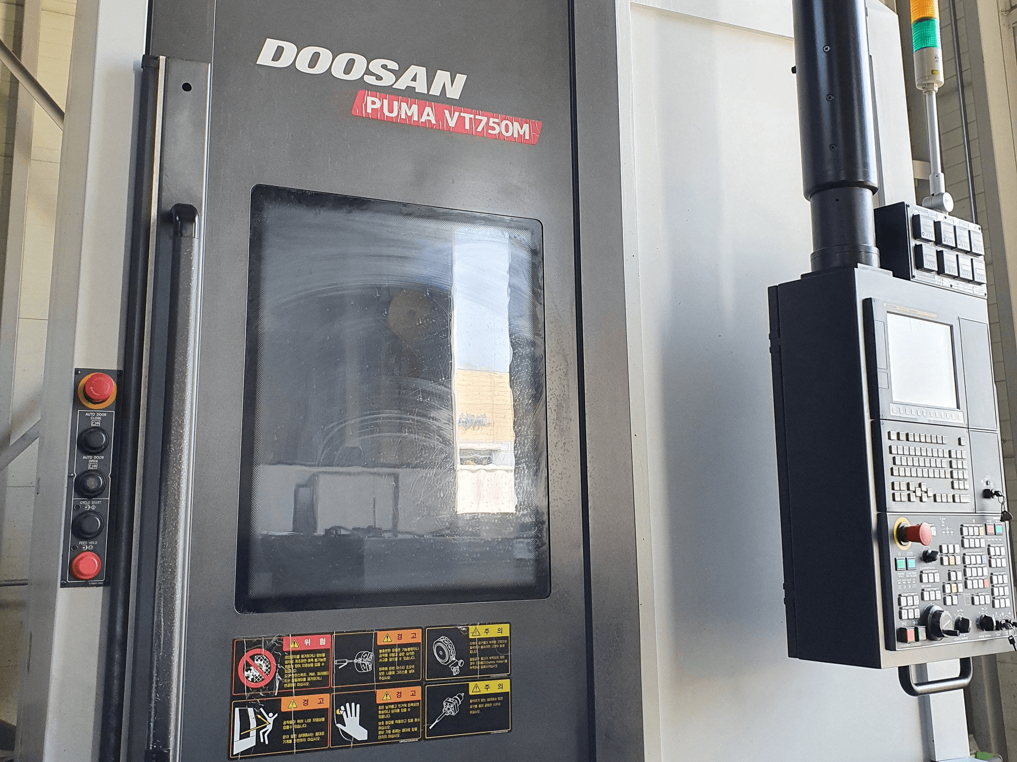 Prikaz stroja Doosan VT750M sprijeda