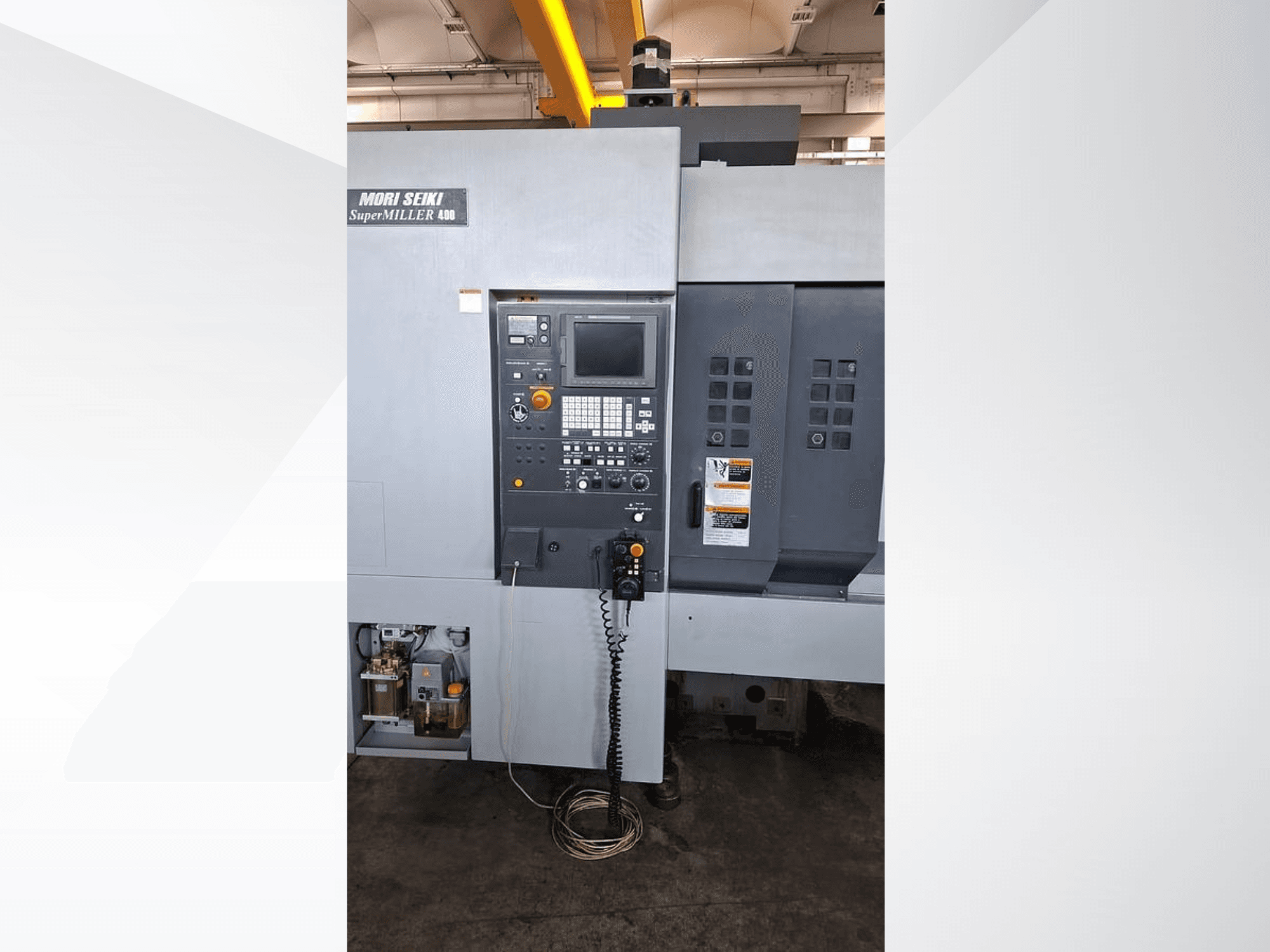 Vertikalni obradni centar MORI SEIKI ZV 400 SUPER MILLER, prednji pogled s upravljačkom pločom i operativnim tipkama.