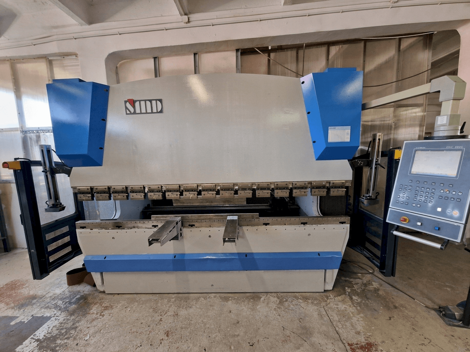 Prikaz stroja SMD PBH 3100 sprijeda