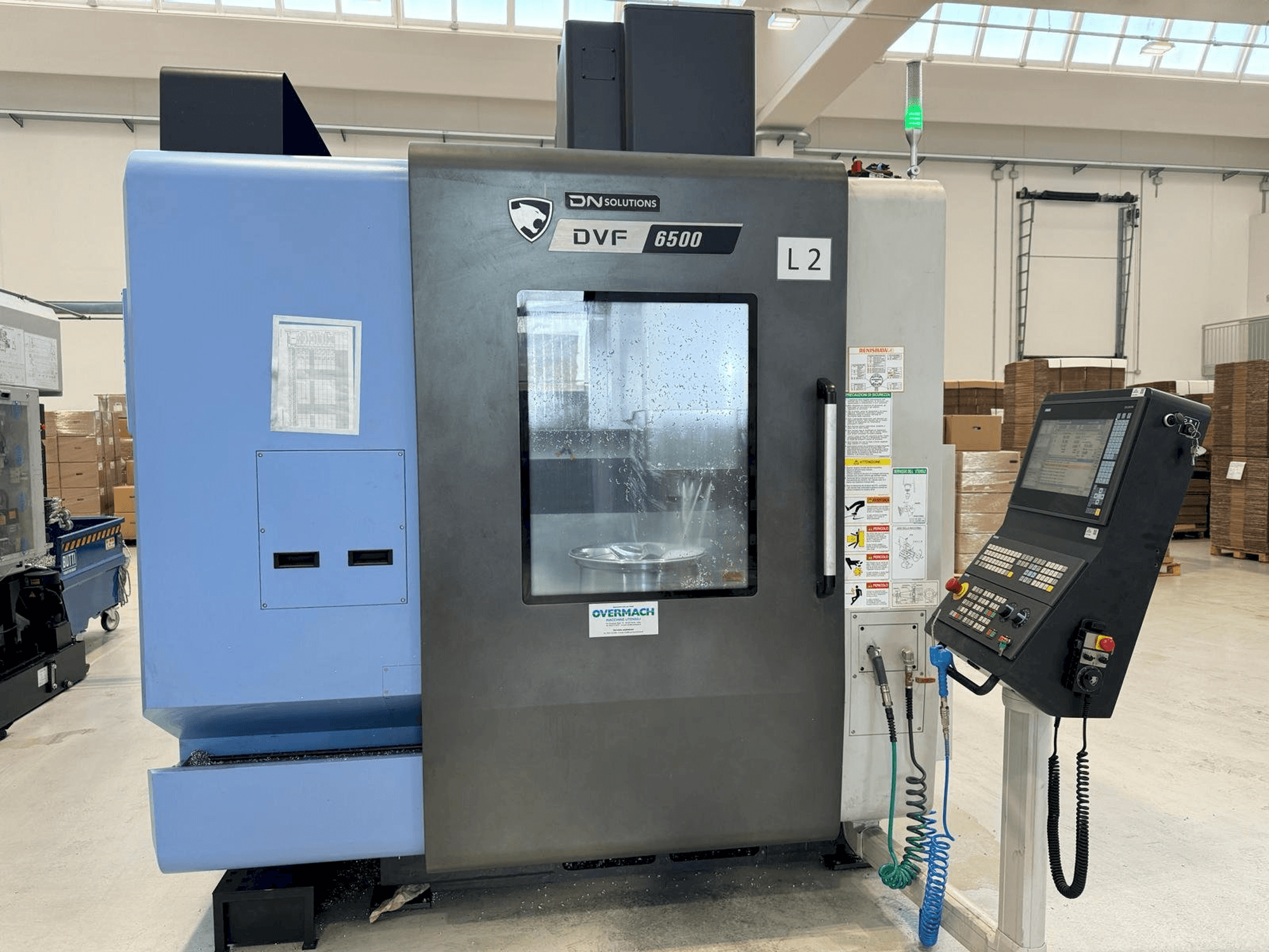 Prikaz stroja DN SOLUTIONS DVF 6500 sprijeda