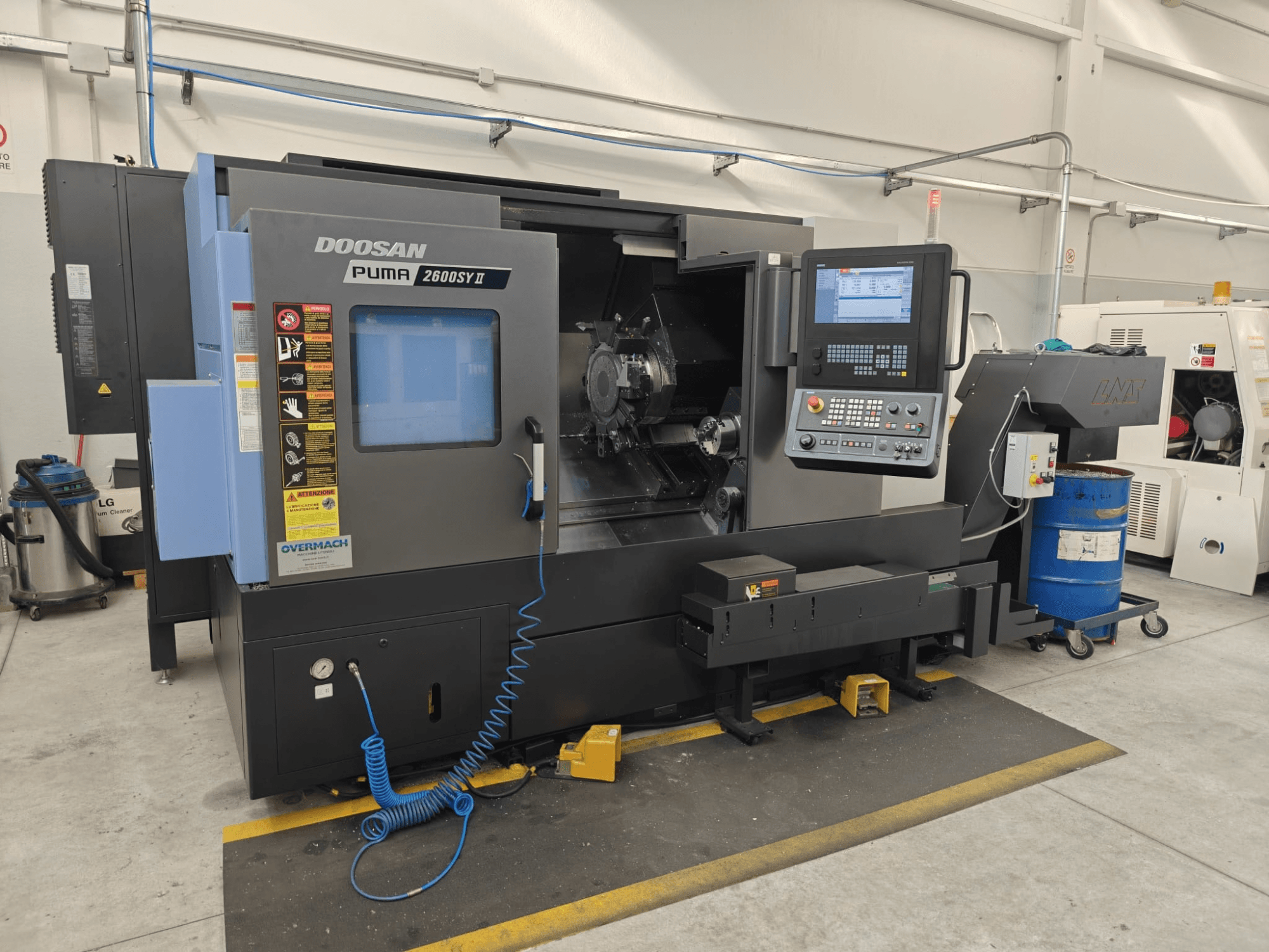 DOOSAN Puma 2600 SY II horizontalni tokarski stroj, prednji pogled, s upravljačkom pločom i indikatorima rada.