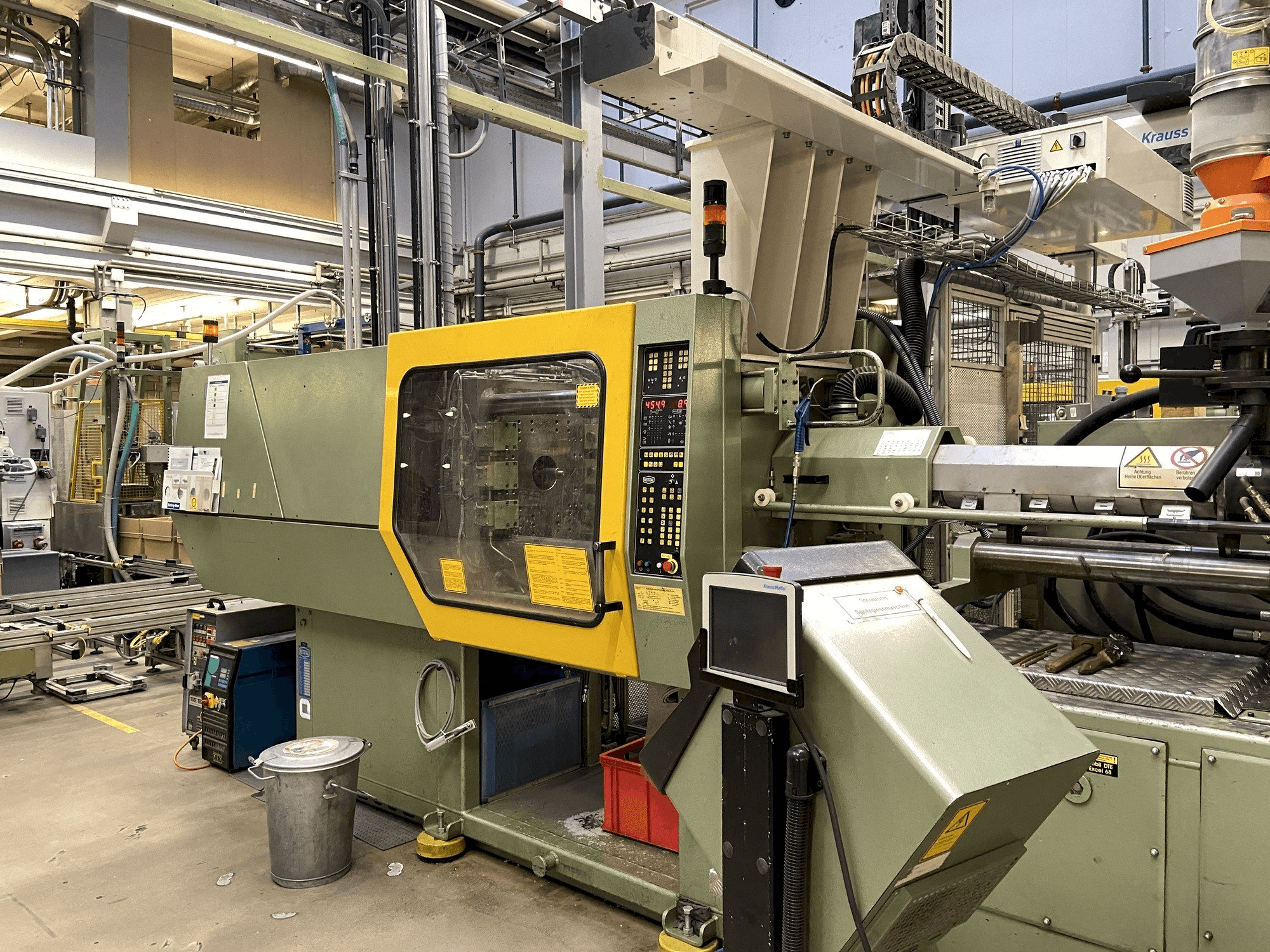 Prikaz stroja Netstal Synergy 1500K/460 sprijeda