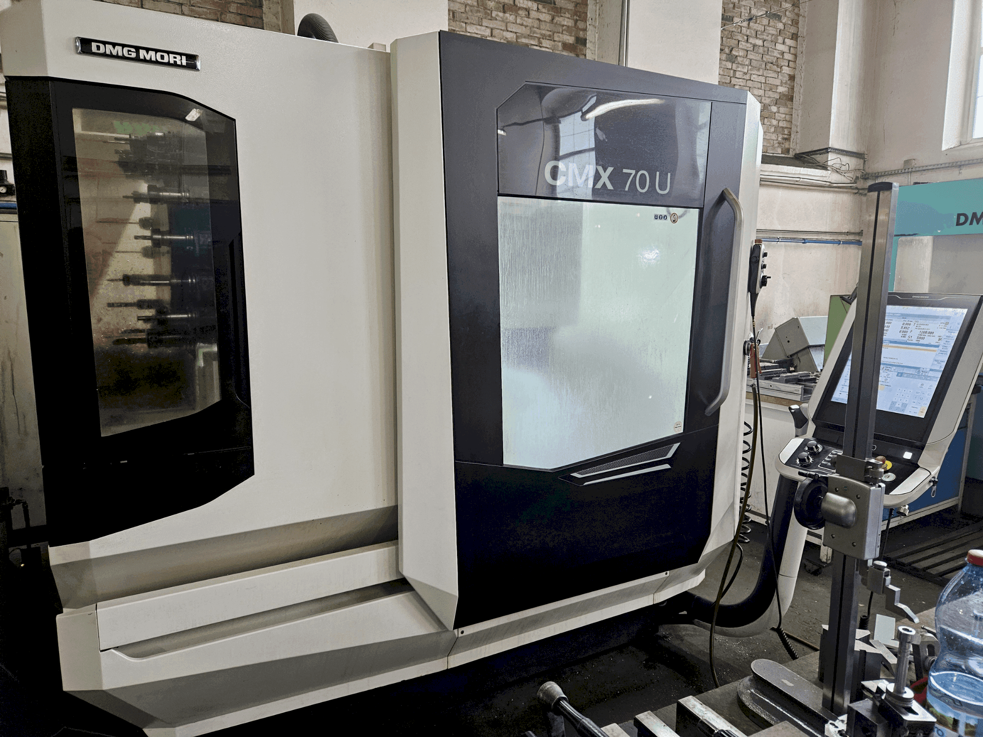 Prikaz stroja DMG MORI CMX 70U sprijeda