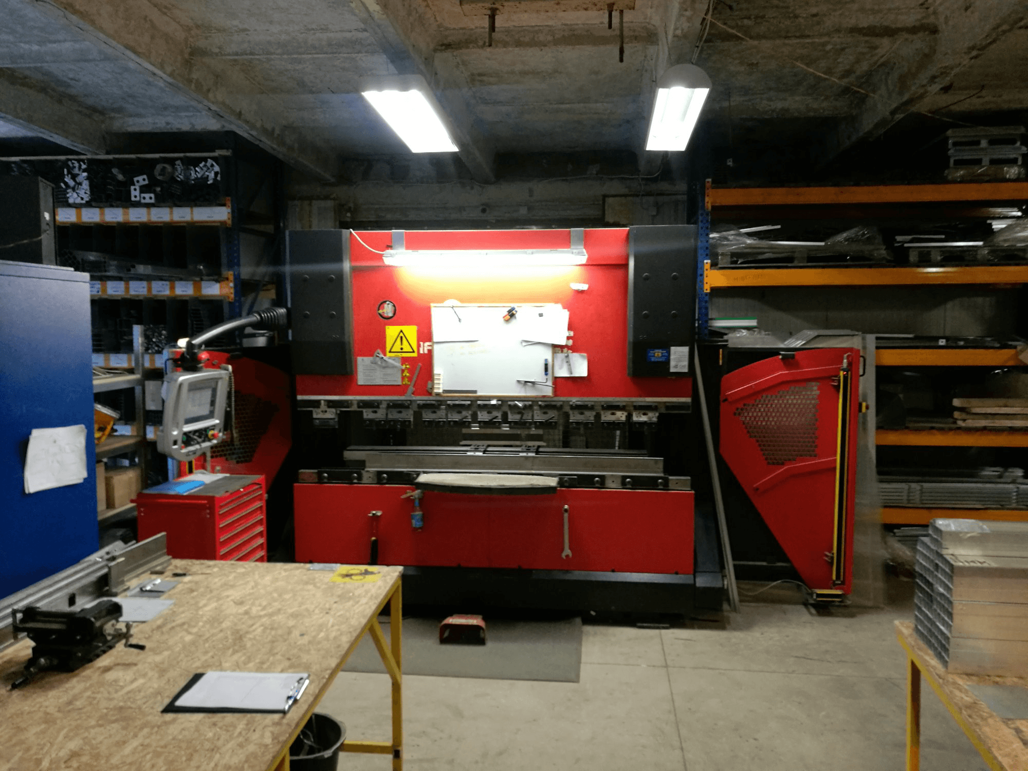 Prikaz stroja AMADA HFP 80-25 sprijeda
