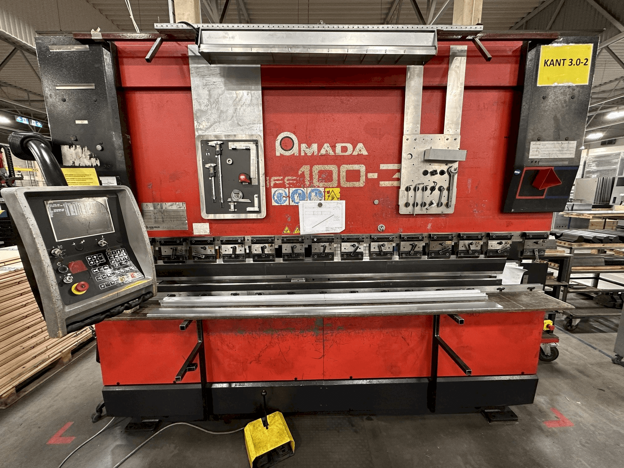 Prikaz stroja AMADA HFE 100-3 sprijeda