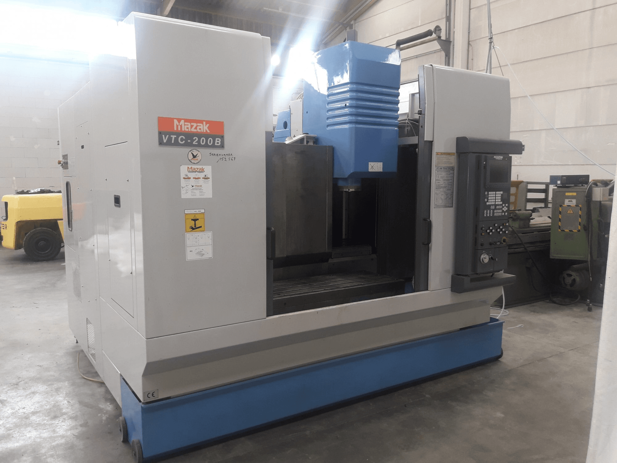 Prikaz stroja Mazak VTC-200B sprijeda