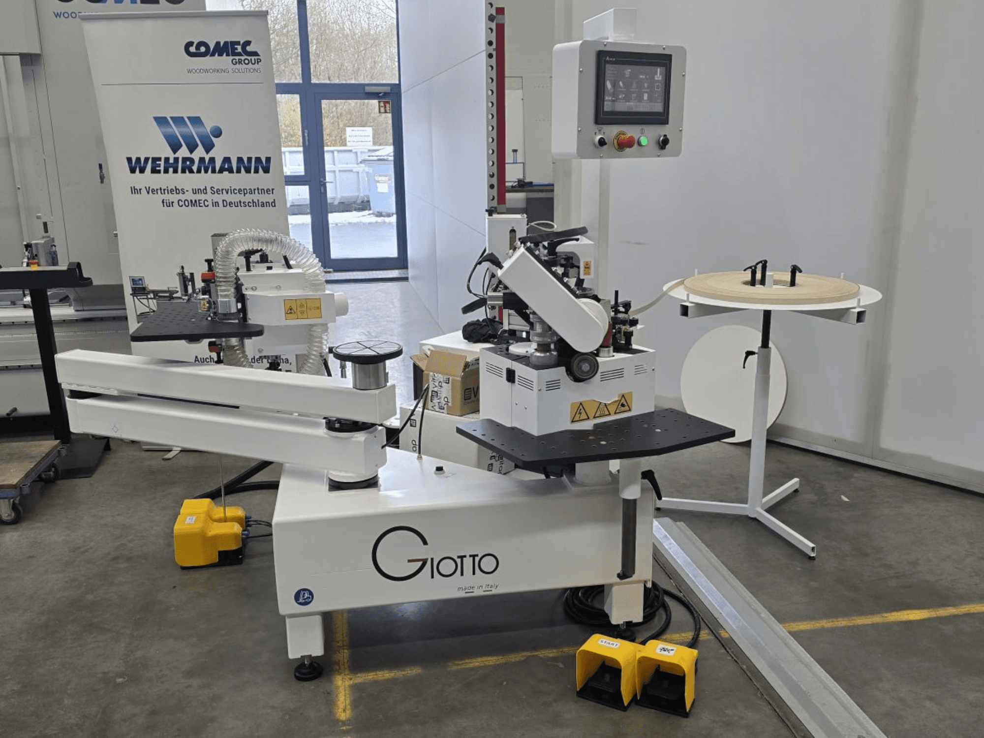 Giotto stroj za obradu drva s upravljačkom pločom, bočni pogled, uključuje nožne papučice i rotirajuću radnu površinu.