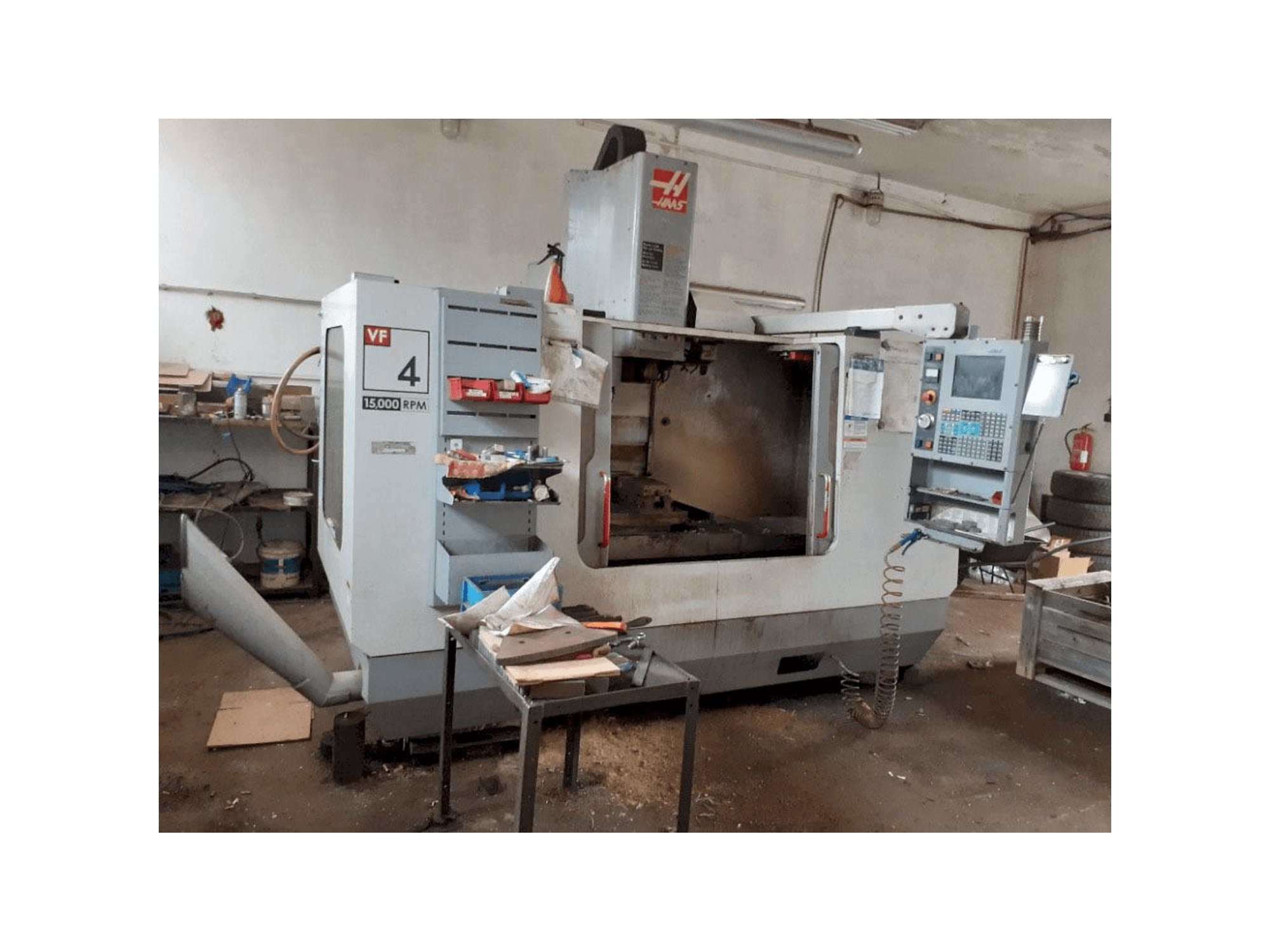 Prikaz stroja HAAS VF-4 DHE sprijeda