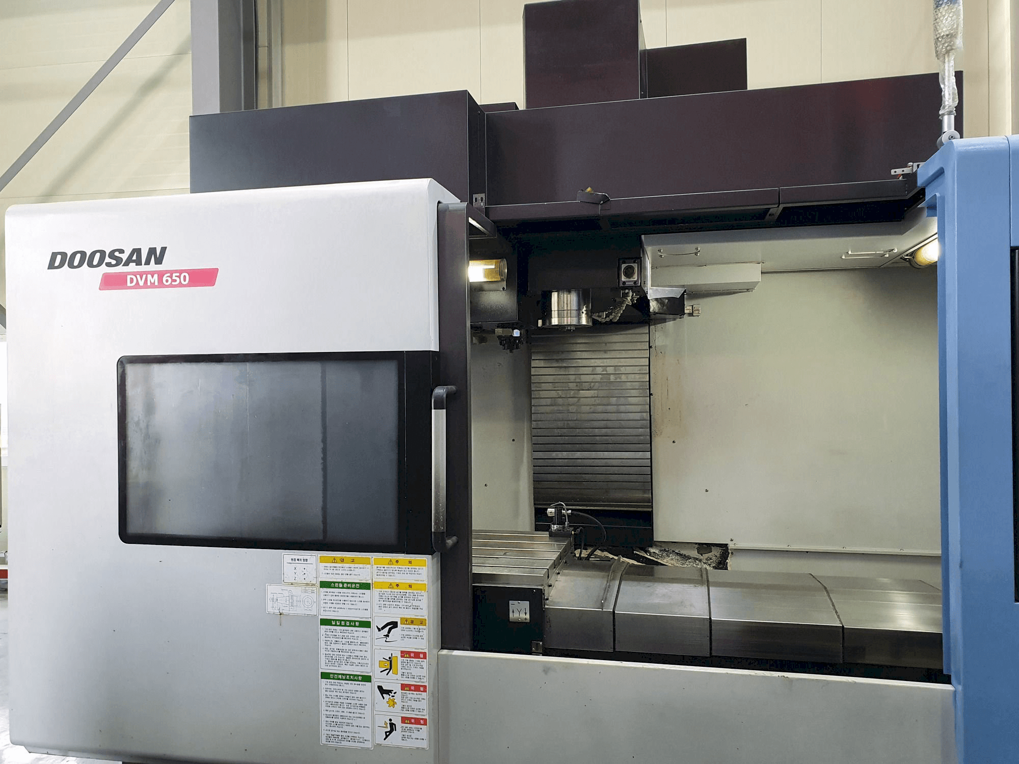 Prikaz stroja Doosan DVM 650 sprijeda