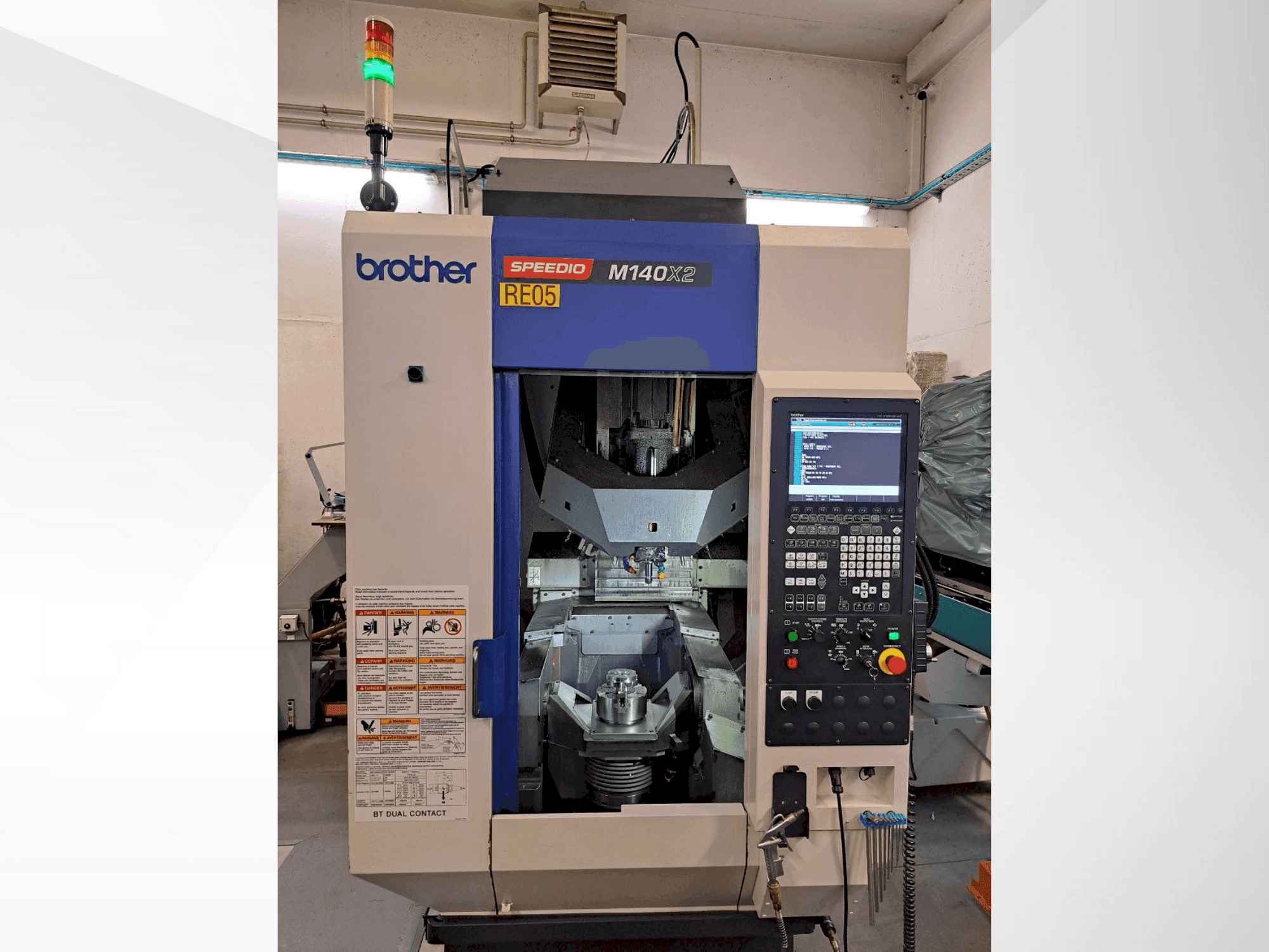 Prikaz stroja Brother SPEEDIO M140X2 sprijeda