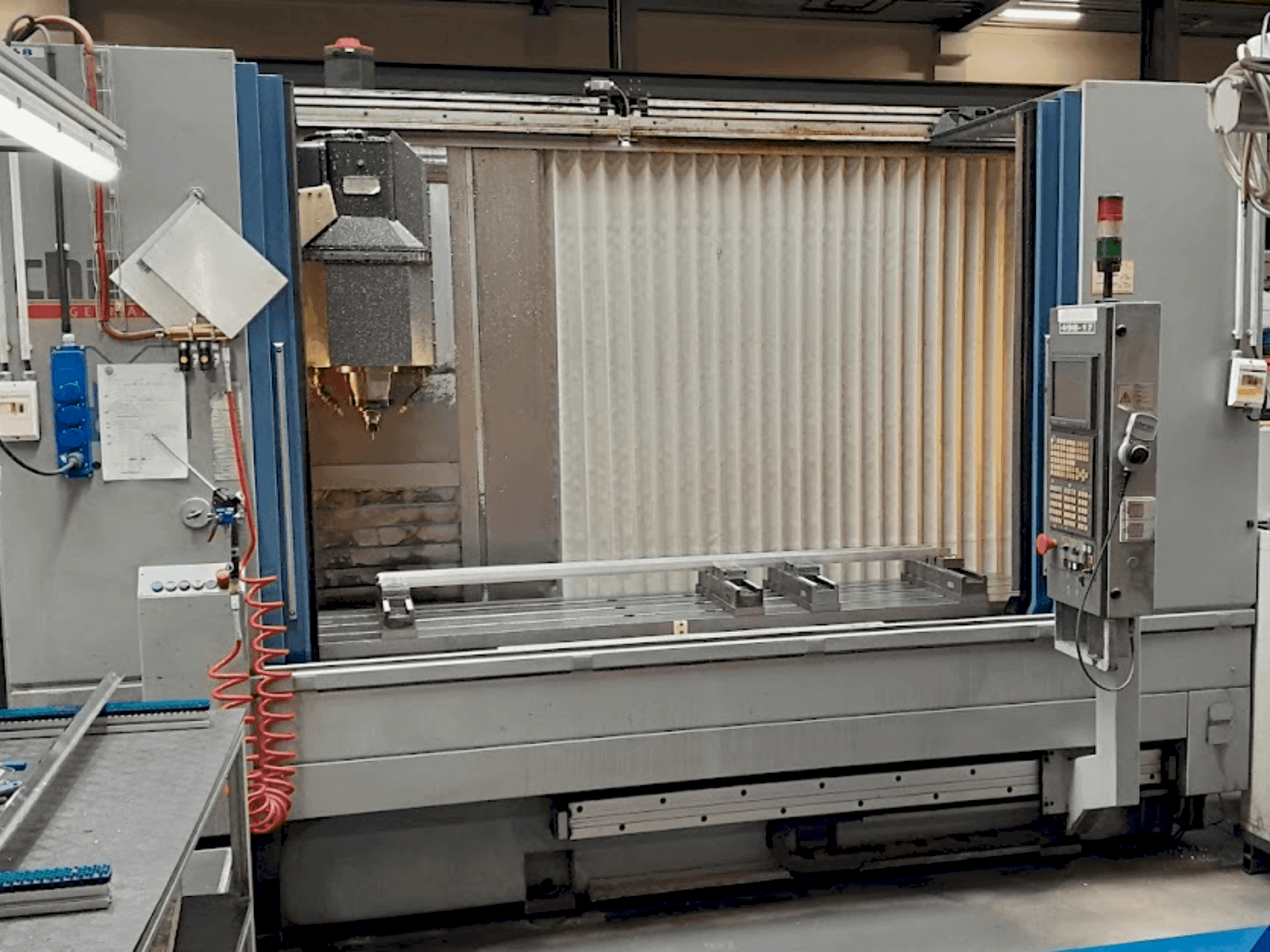 Prikaz stroja CHIRON MILL 2000 sprijeda