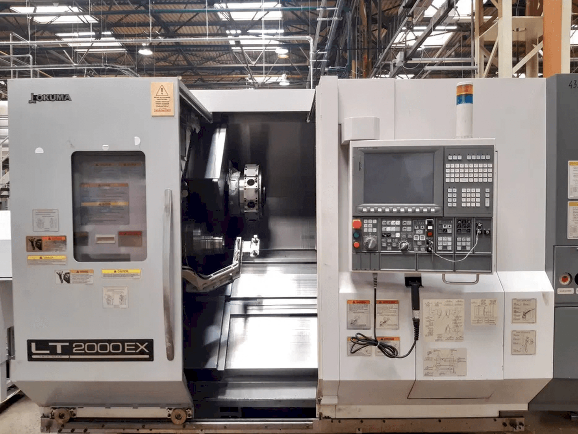 Prikaz stroja Okuma LT2000 EX sprijeda
