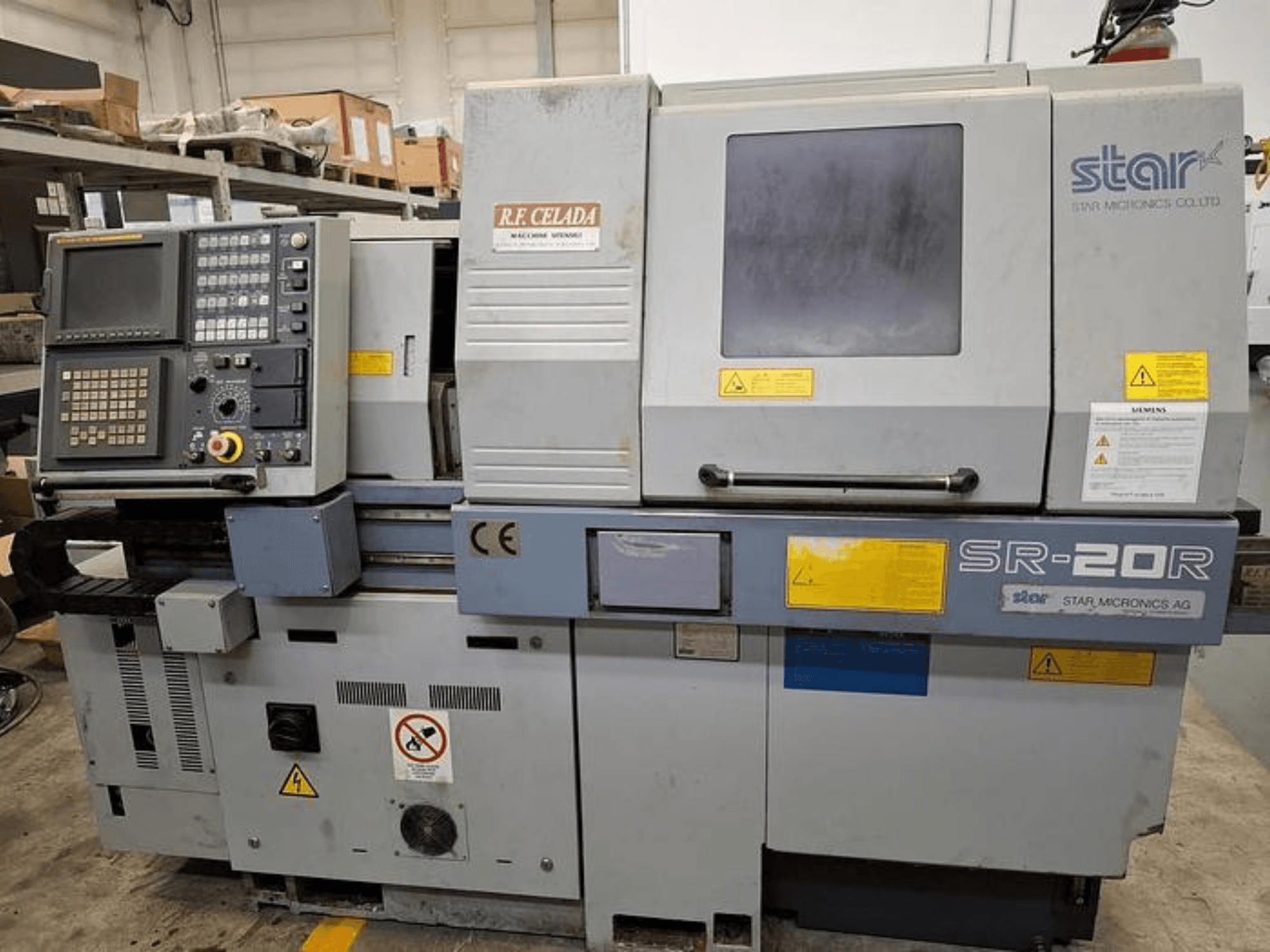 Star SR-20R CNC tokarski stroj s upravljačkom pločom, prednji pogled, s tipkama za upravljanje, zaslonom i sigurnosnim naljepnicama.