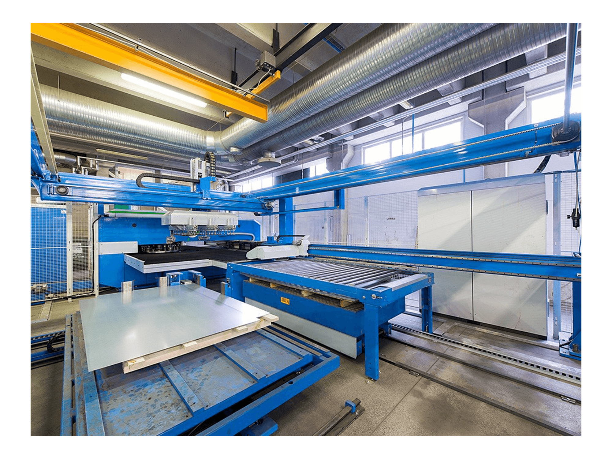 Prikaz lijeve strane stroja Finn-Power E 5 Lui