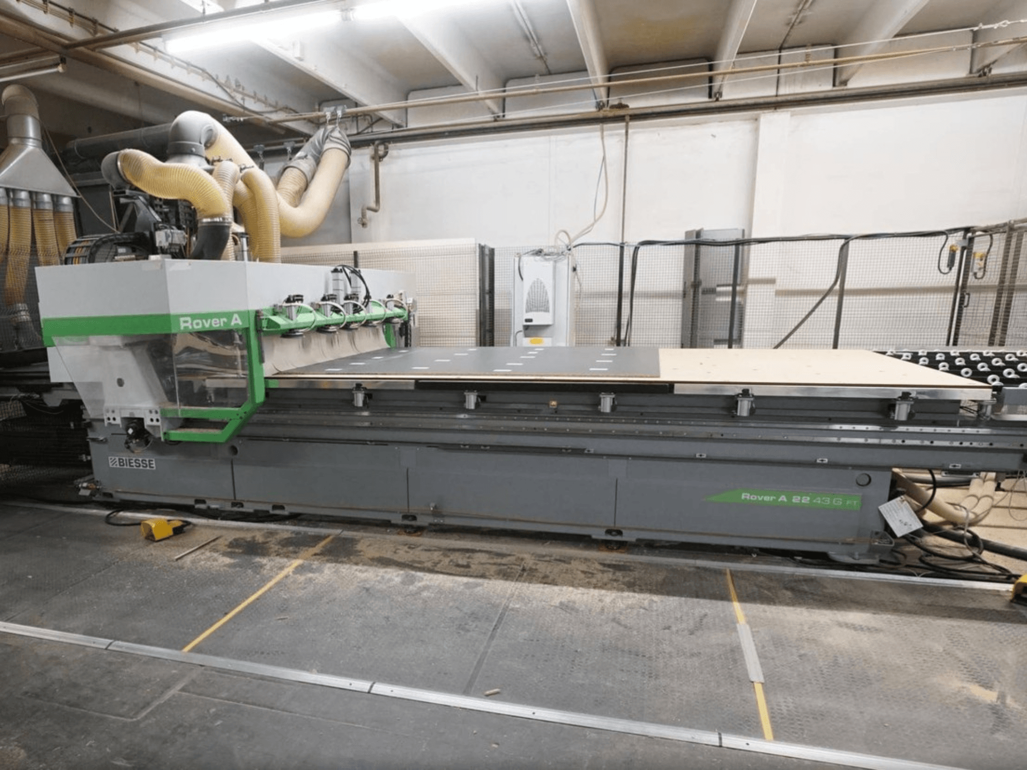 CNC centar za obradu drva BIESSE Rover A FT 2243, prednji pogled, ima veliki radni stol i sustav za pričvršćivanje alata.
