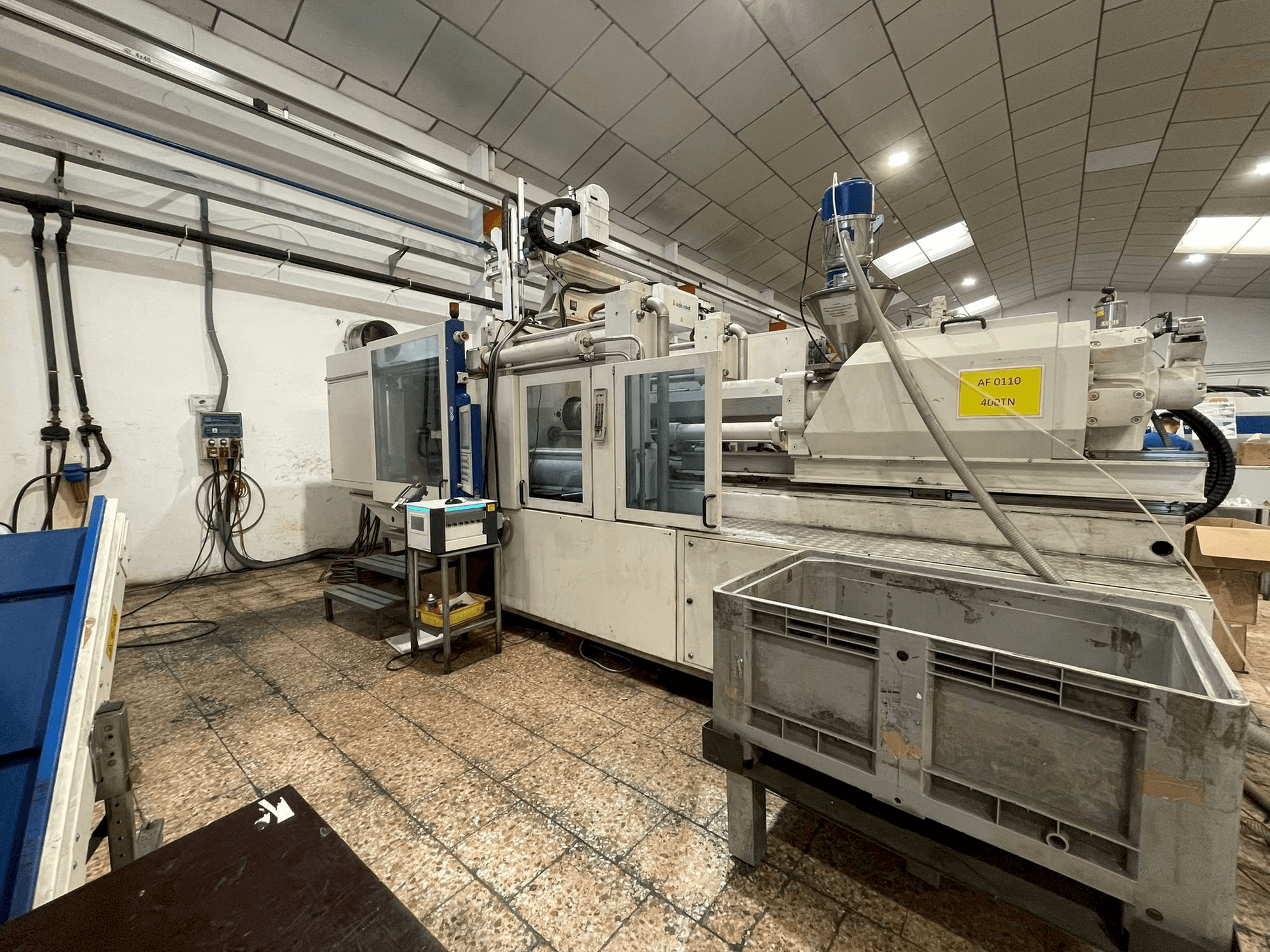 Prikaz desne strane stroja Battenfeld HM 400/5100