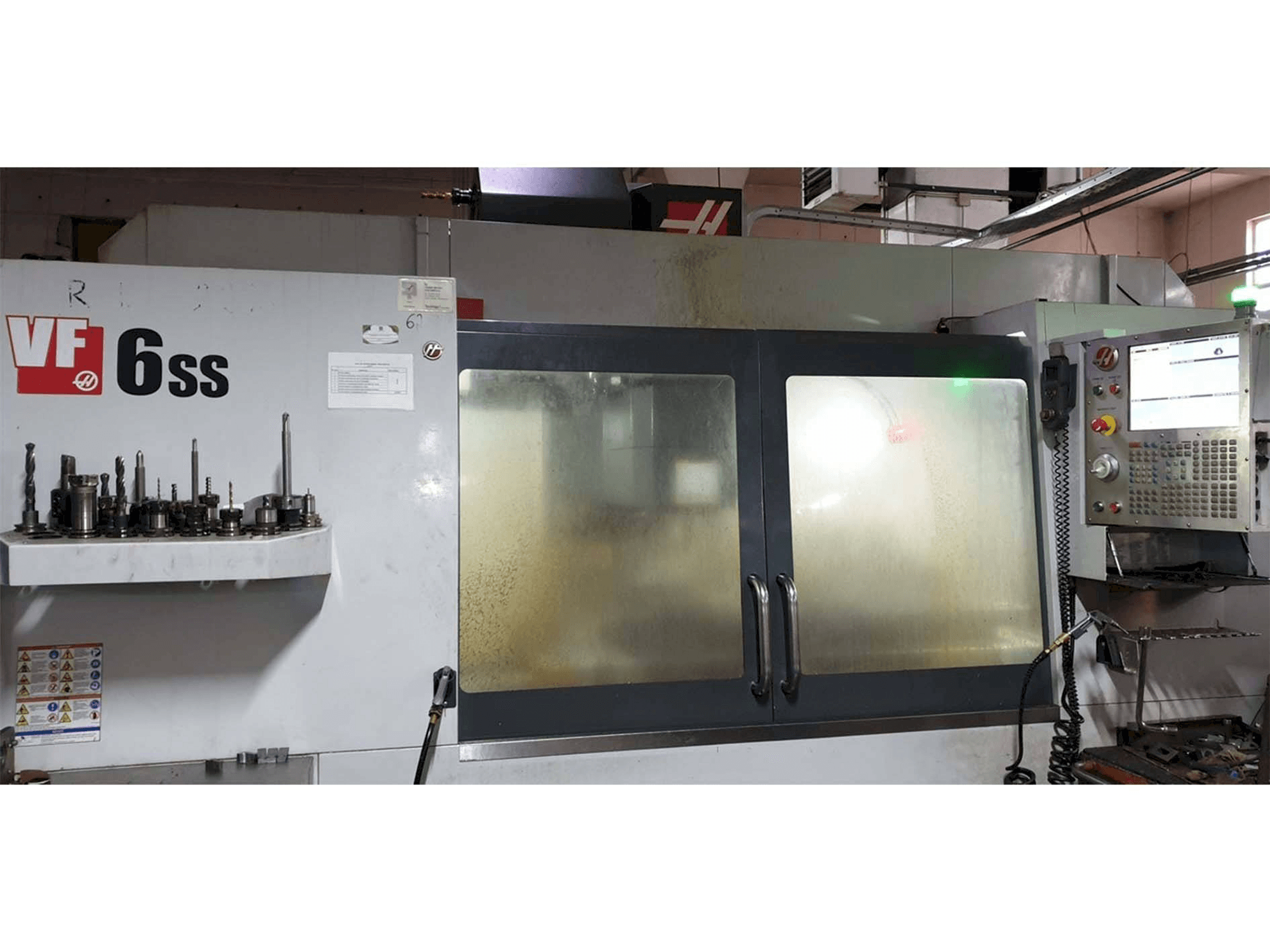 Prikaz stroja HAAS VF-6SS sprijeda