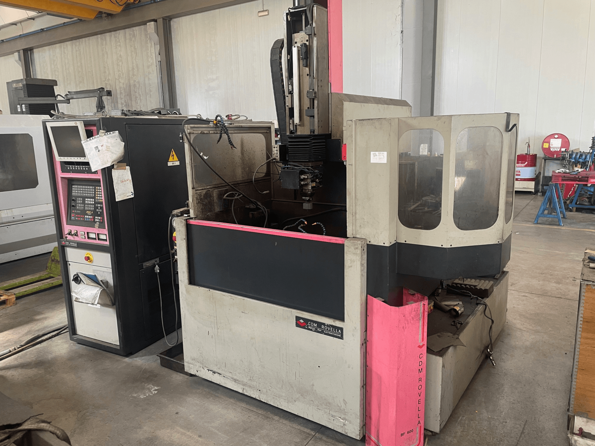 Obradni centar CDM Rovella BF 800, bočni pogled koji prikazuje upravljačku ploču, poklopac za prašinu i industrijsko okruženje.