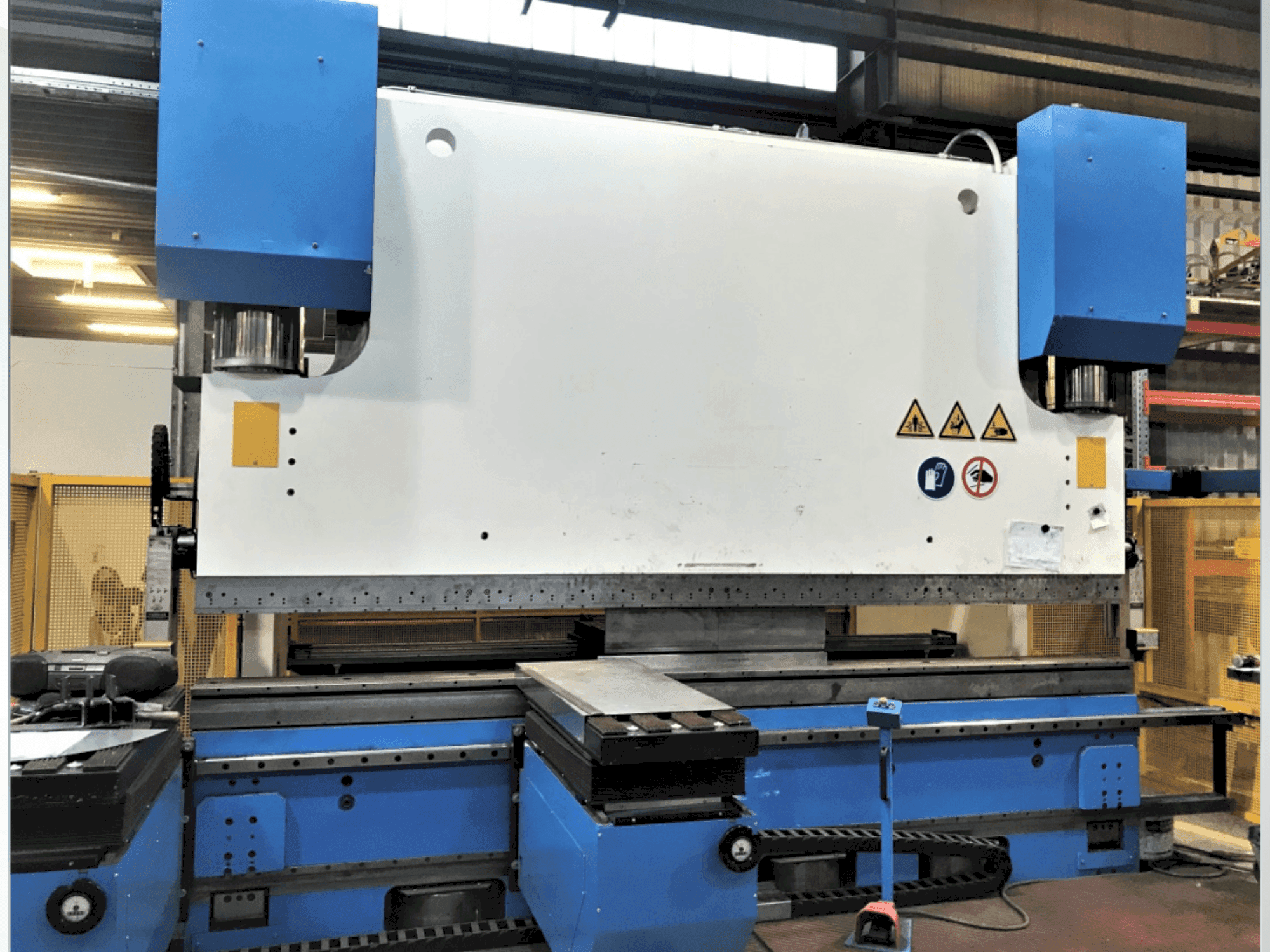 Prikaz stroja Bystronic Beyeler PR 500x1400 sprijeda