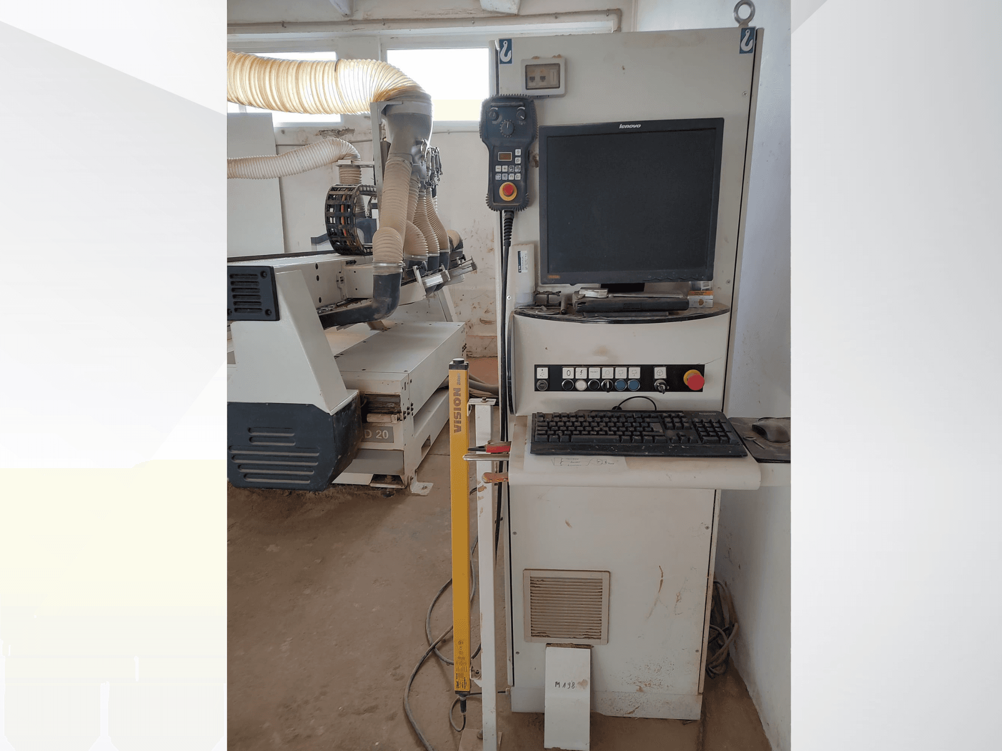 CNC glodalica SCM ACCORD 20 u radioničkom okruženju, prednji pogled s vidljivom upravljačkom pločom, monitorom i sustavom za usisavanje prašine.