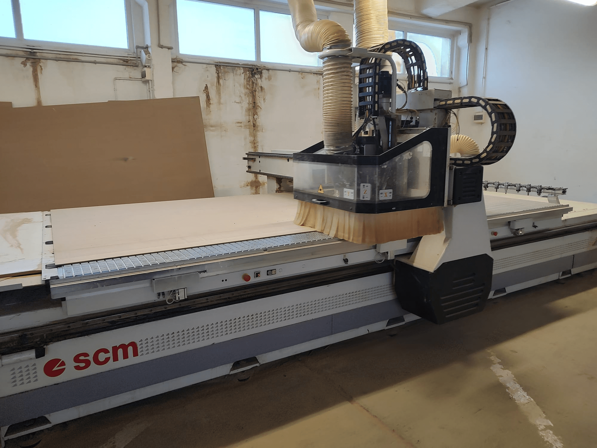SCM ACCORD 20 CNC glodalica u prednjem pogledu, s reznom glavom i velikim radnim stolom, idealna za obradu drveta.